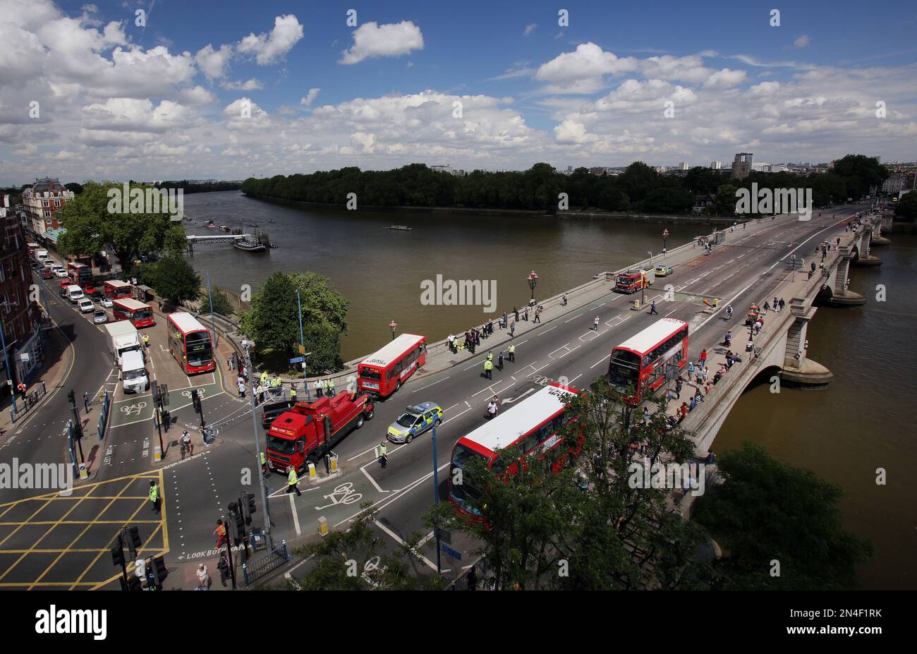 A view looking north, of Putney Bridge, which is a major north south arterial crossing the River Thames in London. The bridge was closed, for a few hours, following a bus crash on Monday, July 7, 2014. Beginning Monday, July 14, 2014, the bridge will be closed for three months, for major repairs, which will disrupt several bus routes and commuter traffic. Pedestrians will be permitted to cross. (AP Photo/Harry Hamburg) Stockfoto