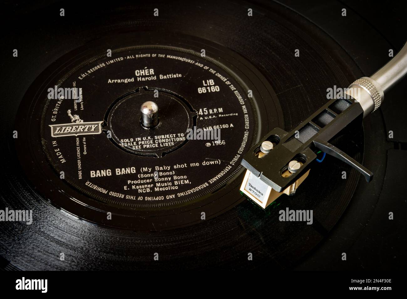 Cher singt Bang Bang My Baby Shoot Me from Liberty Platten auf einer 45rpm Single Schallplatte, die auf einem Plattenspieler gespielt wird Stockfoto