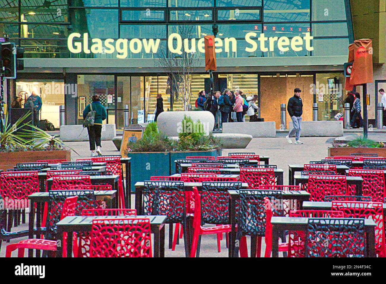 Eingang des Bahnhofs Glasgow Queen Street am George Square mit einem Vordergrund mit witherspoon auf den Kneipenttischen der Bank Stockfoto
