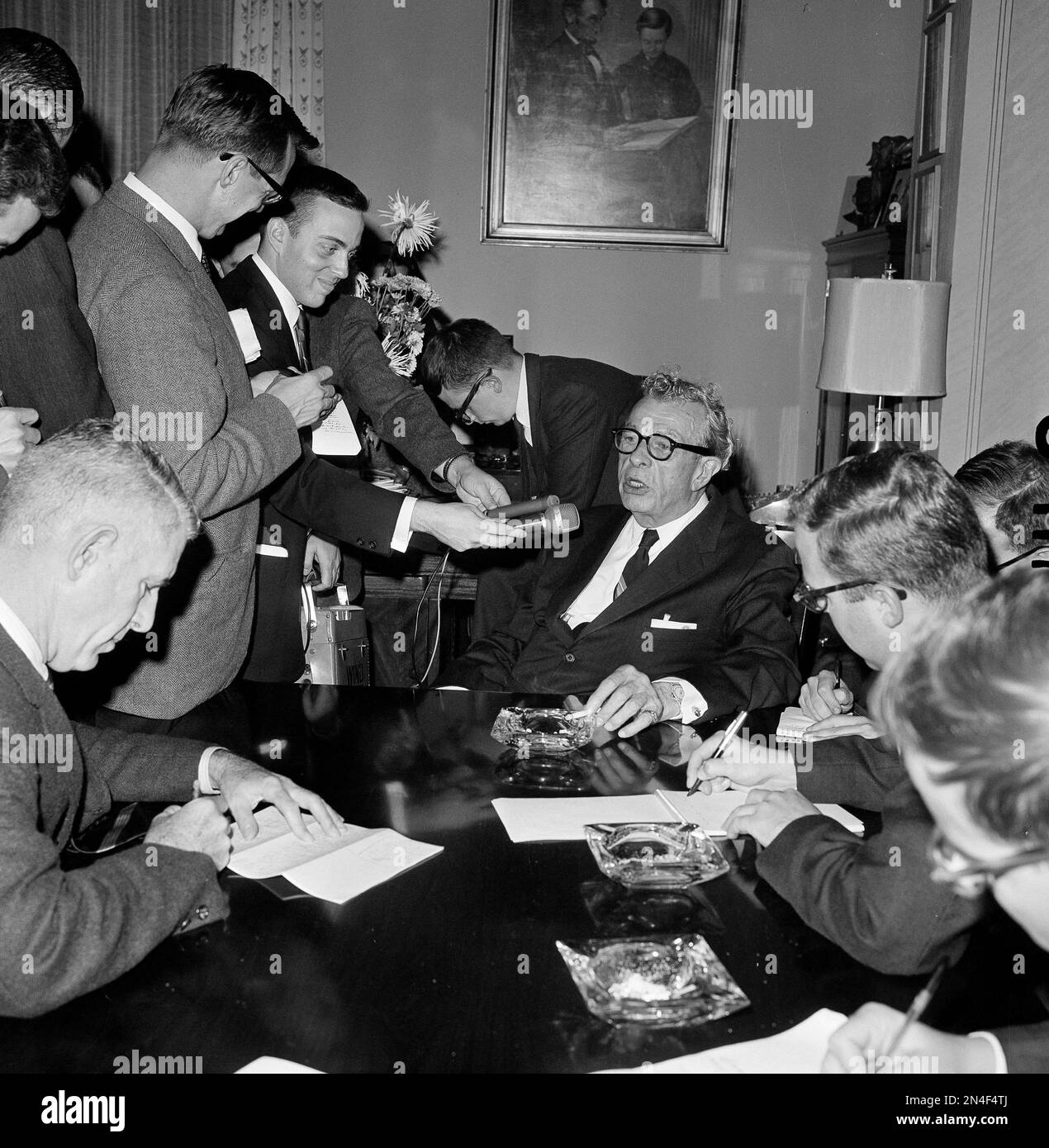 Senator Everett Dirksen (R-Ill.), a member of the Senate Judiciary Committee, tells newsmen that his was one of the three votes against approval of the controversial nomination of Francis X. Morrissey to be a U.S. District Judge in Massachusetts, Oct. 13, 1965. (AP Photo/Henry Griffin) Stockfoto