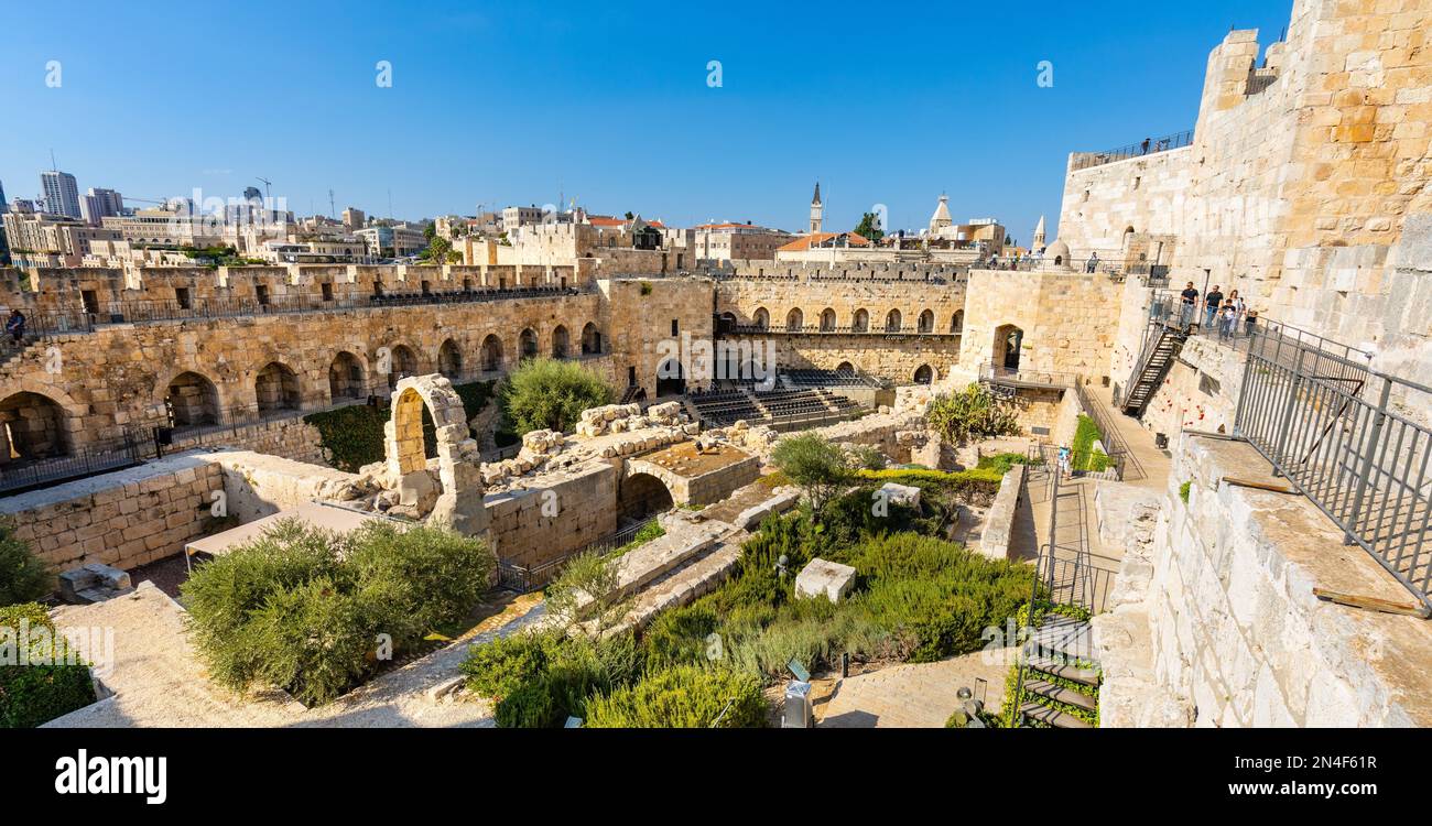 Jerusalem, Israel - 12. Oktober 2017: Innenhof, Mauern und archäologische Ausgrabungsstätte des Turms der Zitadelle von David in Jerusalem Alt C. Stockfoto