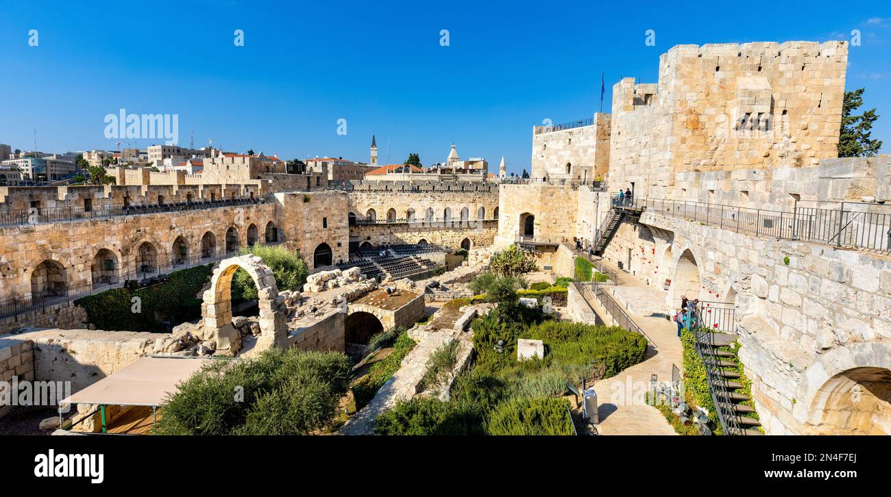 Jerusalem, Israel - 12. Oktober 2017: Innenhof, Mauern und archäologische Ausgrabungsstätte des Turms der Zitadelle von David in Jerusalem Alt C. Stockfoto