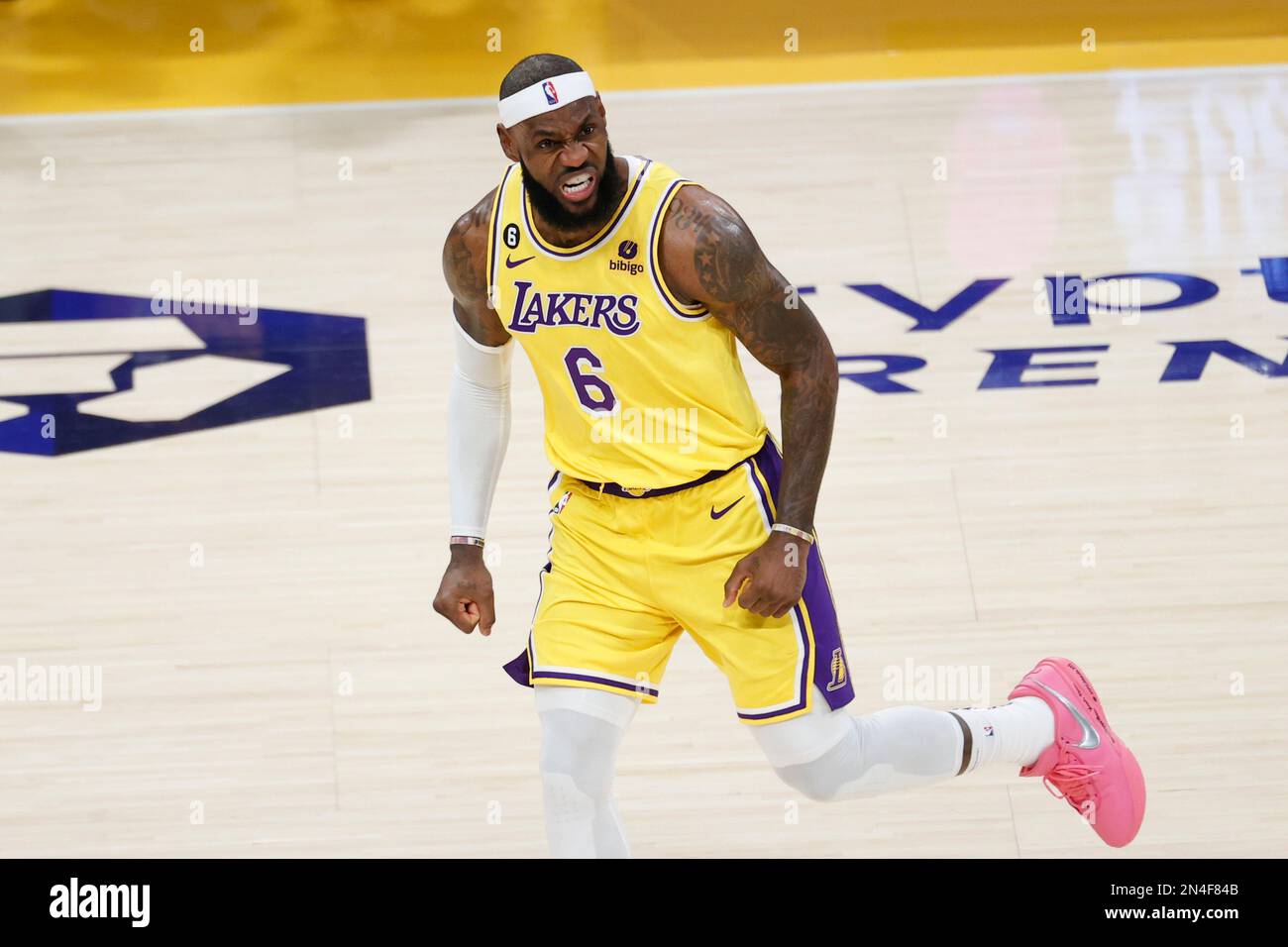 Los Angeles Lakers Forward LeBron James (6) reagiert, nachdem er während eines NBA-Basketballspiels ein Tor gegen den Oklahoma City Thunder geschossen hat.Endpunktzahl: Thunder 133:130 Lakers Stockfoto