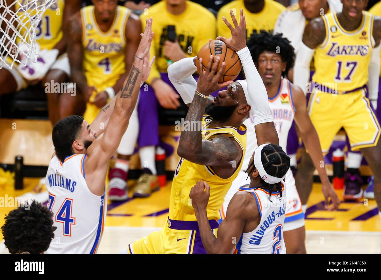Los Angeles Lakers Forward LeBron James (C) geht unter dem Druck von Oklahoma City Thunder Guard Shai Gilgeous-Alexander (R) während eines NBA-Basketballspiels in den Korb.Endpunkte: Thunder 133:130 Lakers Stockfoto
