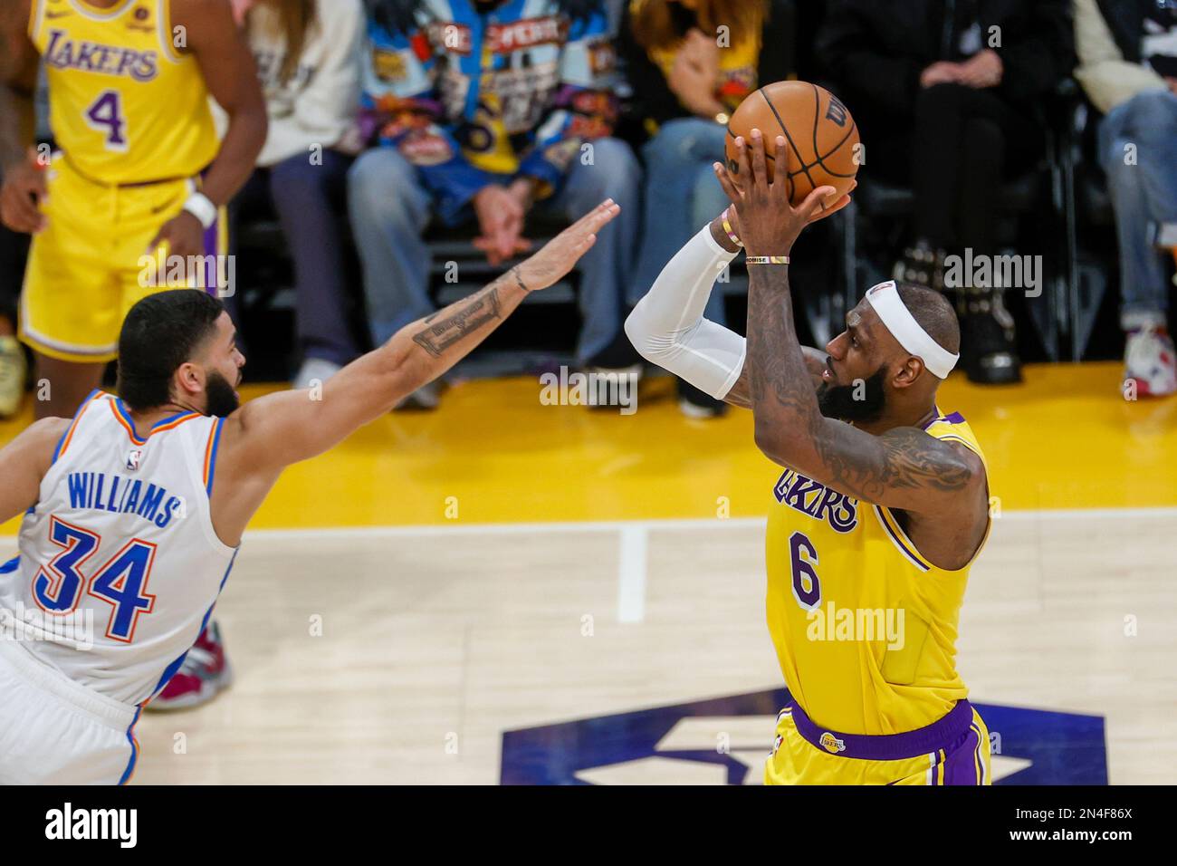 Los Angeles Lakers Forward LeBron James (L) schießt während eines NBA-Basketballspiels gegen Oklahoma City Thunder Guard Kenrich Williams. Endergebnisse: Thunder 133:130 Lakers Stockfoto