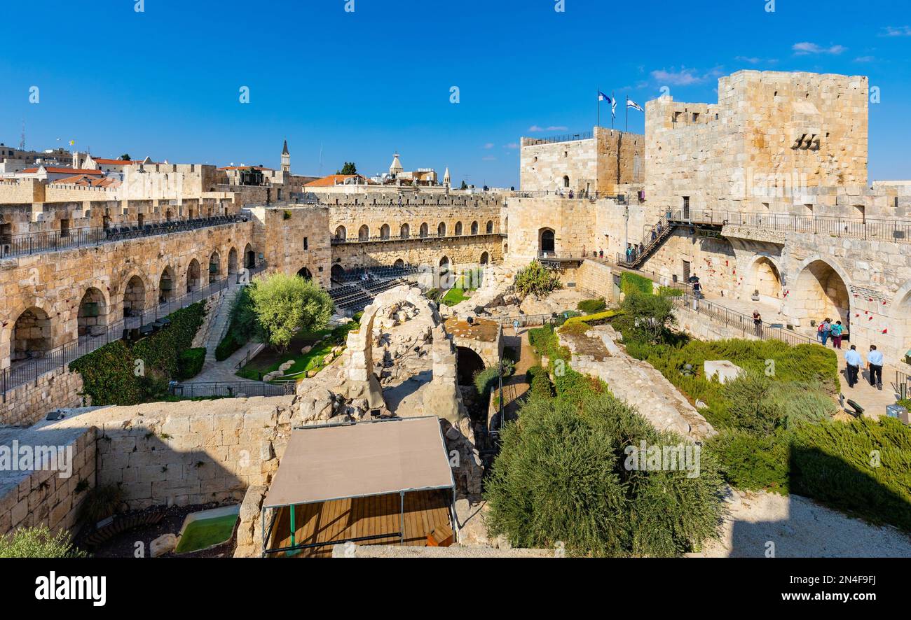 Jerusalem, Israel - 12. Oktober 2017: Innenhof, Mauern und archäologische Ausgrabungsstätte des Turms der Zitadelle von David in Jerusalem Alt C. Stockfoto