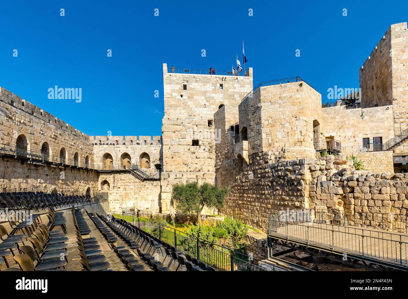 Jerusalem, Israel - 12. Oktober 2017: Innenhof, Mauern und archäologische Ausgrabungsstätte des Turms der Zitadelle von David in Jerusalem Alt C. Stockfoto