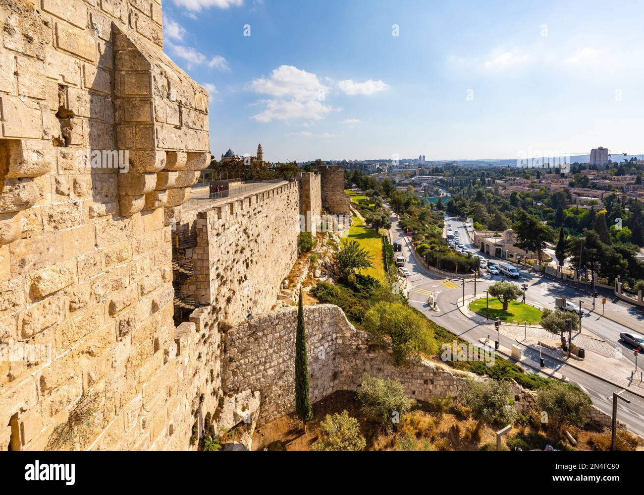 Jerusalem, Israel - 12. Oktober 2017: Mauern und Flanken der Davidsturm-Zitadelle mit alten Stadtmauern über der Hativat Yerushalayim-Straße in Jerusalem Stockfoto
