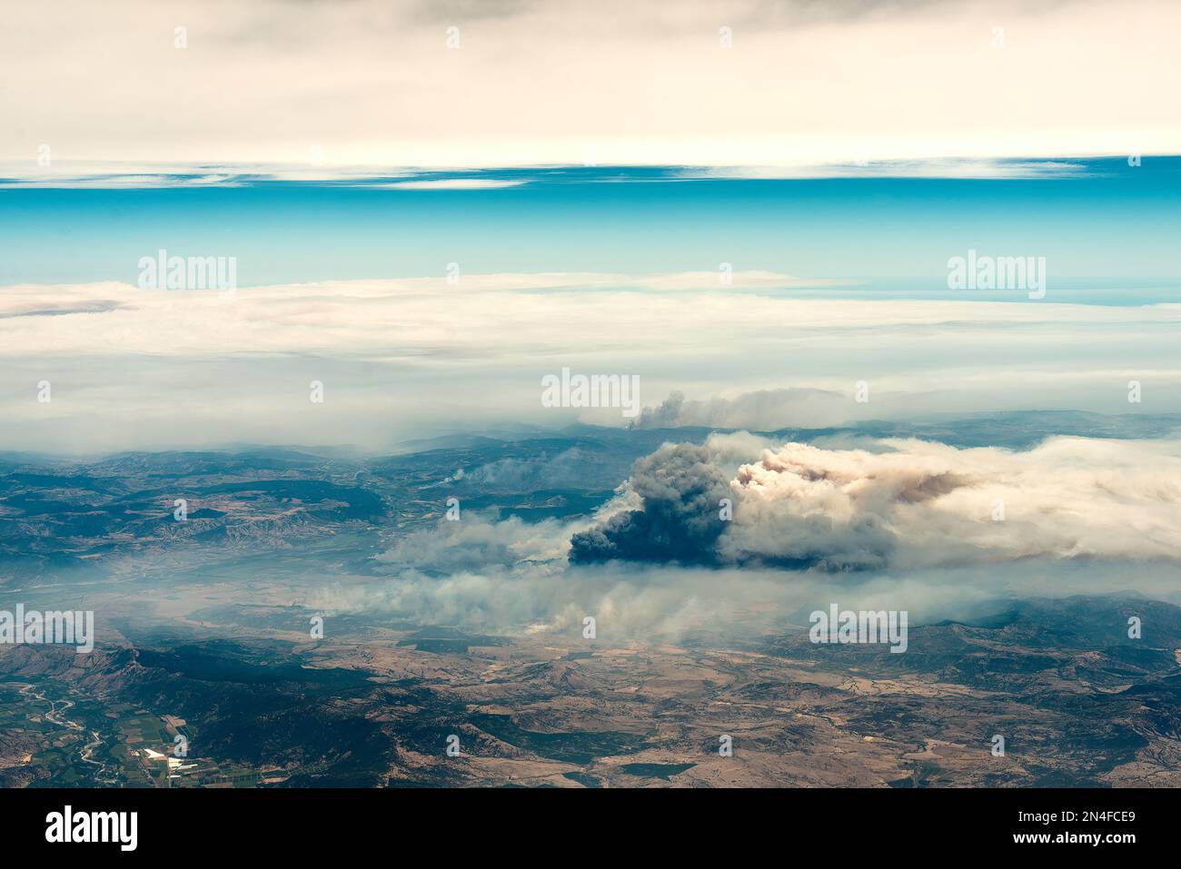 Luftaufnahme einer großen Säule Rauch von Waldbränden im Süden Chiles Stockfoto