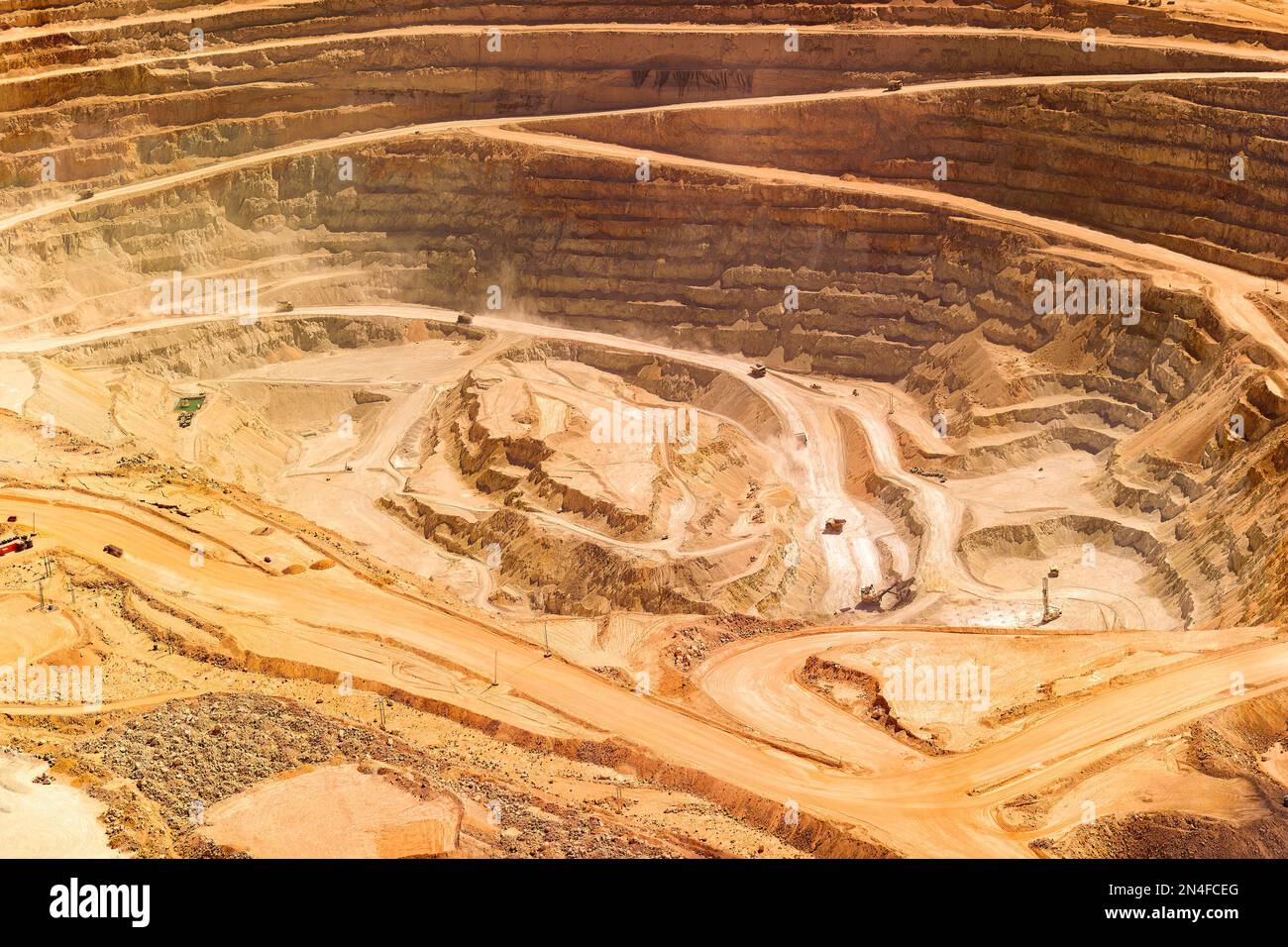 Nahaufnahme der Grube einer Kupfermine im altiplano der Atacama-Wüste im Norden Chiles Stockfoto