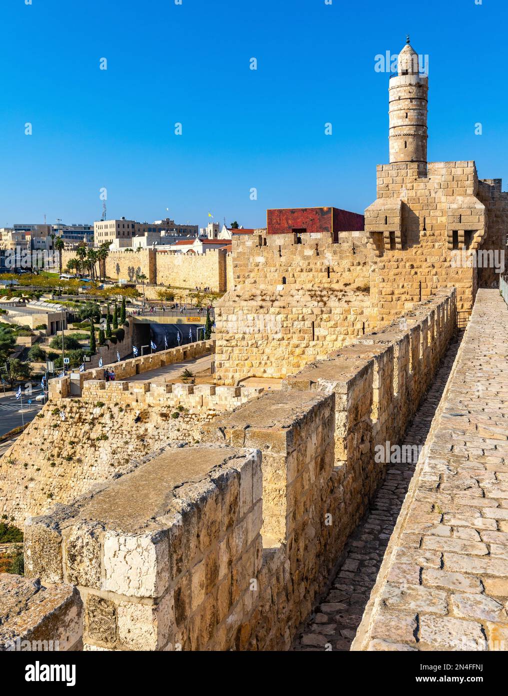 Jerusalem, Israel - 12. Oktober 2017: Osmanisches Minarett über Mauern und archäologische Ausgrabungsstätte der Festung der Davidsturm-Zitadelle in Jerusalem Stockfoto