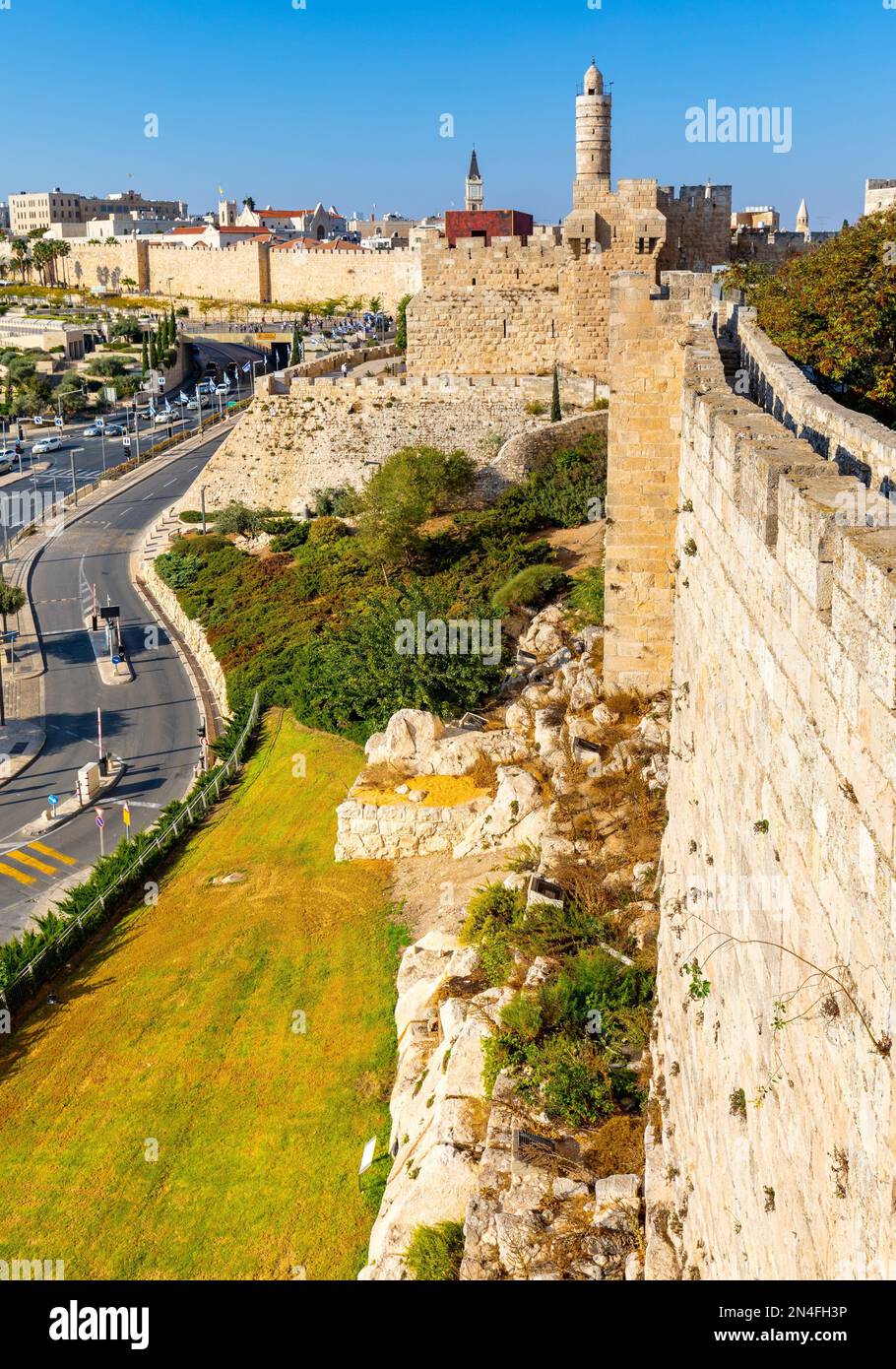 Jerusalem, Israel - 12. Oktober 2017: Mauern des Turms der Zitadelle von David und der Altstadt über dem Jaffa-Tor und der Hativat Yerushalayim-Straße mit Mamilla-Viertel Stockfoto