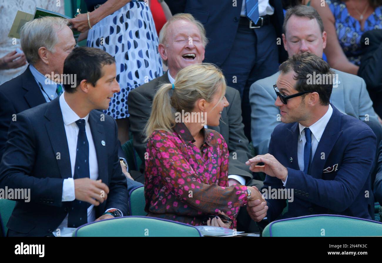 British actor Jude Law, right, talks with Bear and Shara Grylls, center, as former golfer Jack Nicklaus, rear left, and former tennis player Rod Laver, rear center, sit in the row behind in the Royal Box on centre court prior to the men's singles semifinal match between Novak Djokovic of Serbia and Grigor Dimitrov of Bulgaria at the All England Lawn Tennis Championships in Wimbledon, London, Friday July 4, 2014. (AP Photo/Pavel Golovkin) Stockfoto