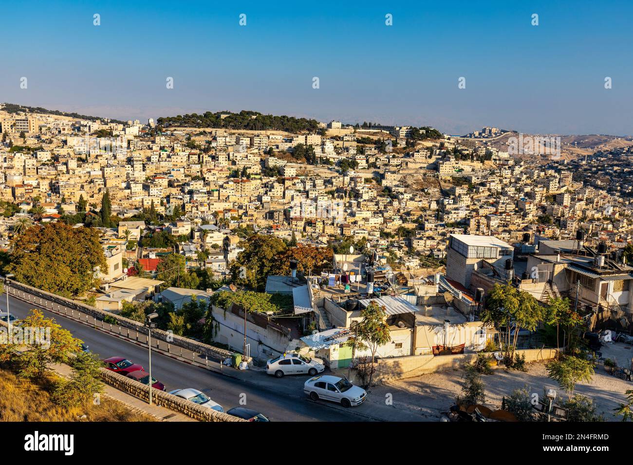 Jerusalem, Israel - 12. Oktober 2017: Panorama des Ölberges mit dem Dorf Siloam über dem alten Davidviertel von der Südwand von Templ aus gesehen Stockfoto