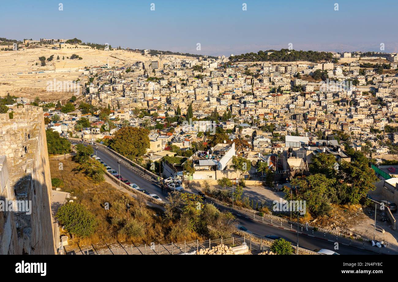 Jerusalem, Israel - 12. Oktober 2017: Panorama des Ölberges mit dem Dorf Siloam über dem alten Davidviertel von der Südwand von Templ aus gesehen Stockfoto