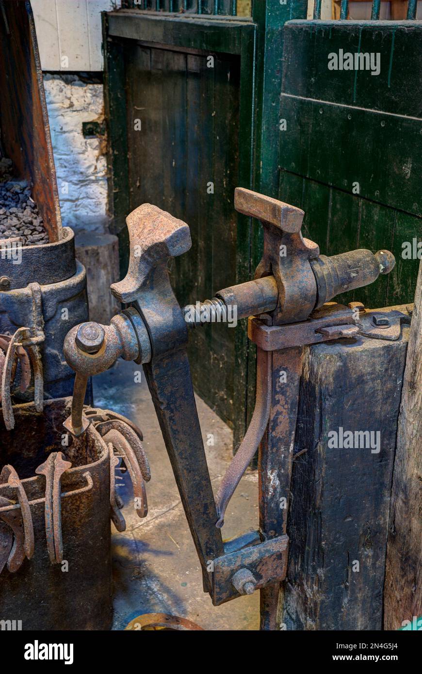 Wichtiger Wartungsbereich für Fabriken mit einer Werkbank komplett mit einem sehr großen Schraubstock -- ausgestellt im Bradford Industrial Museum. Stockfoto