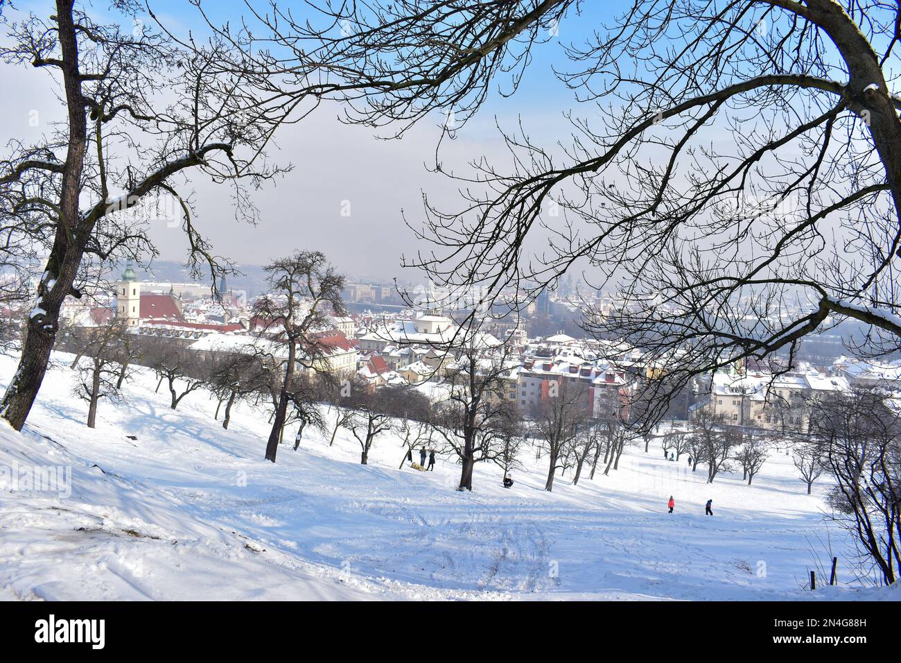 Ein wunderschöner Wintertag in Prag auf dem Petrin-Hügel. Stockfoto