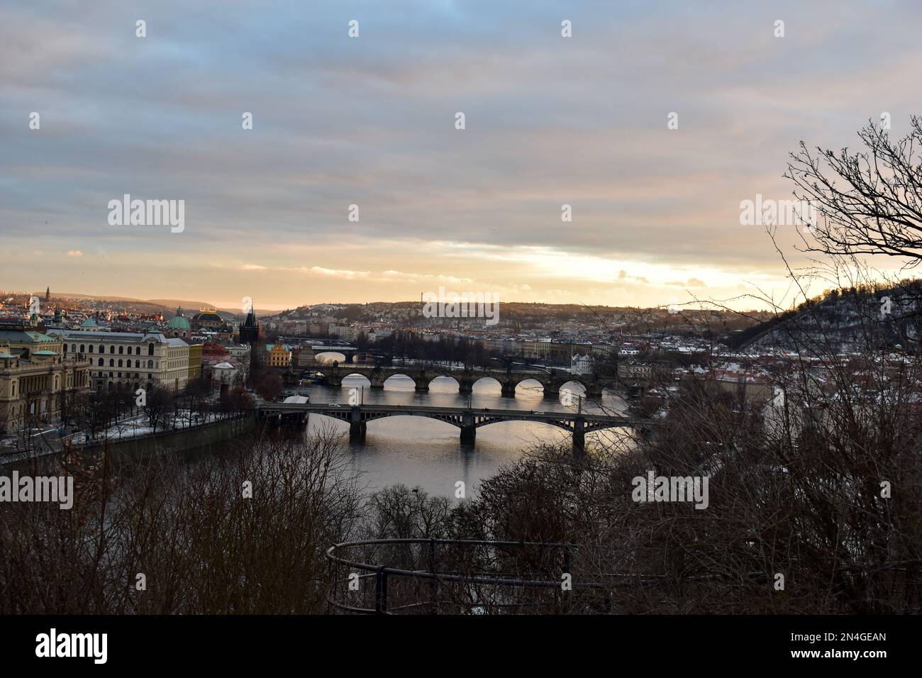 Prag, sieben Brücken. Schöne Aussicht auf die Prager Brücke bei Dämmerung von Letna Park. Schuss an der blauen Stunde Europas reisen, Sehenswürdigkeiten und Tourismus. Stockfoto