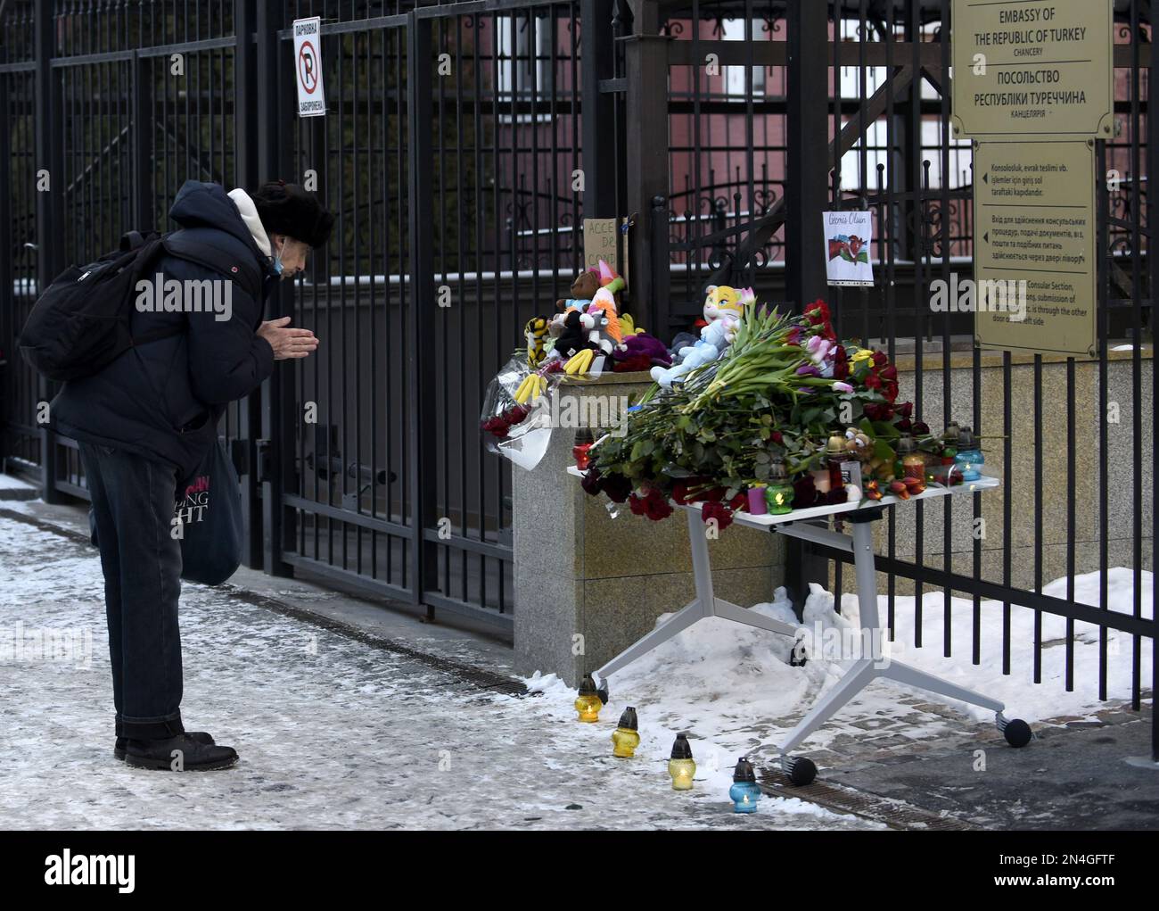 KIEW, UKRAINE - 8. FEBRUAR 2023 - Ein Mann zollt den Erdbebenopfern vor der Botschaft der Republik Türkei in Kiew, Hauptstadt Ukra, Tribut Stockfoto