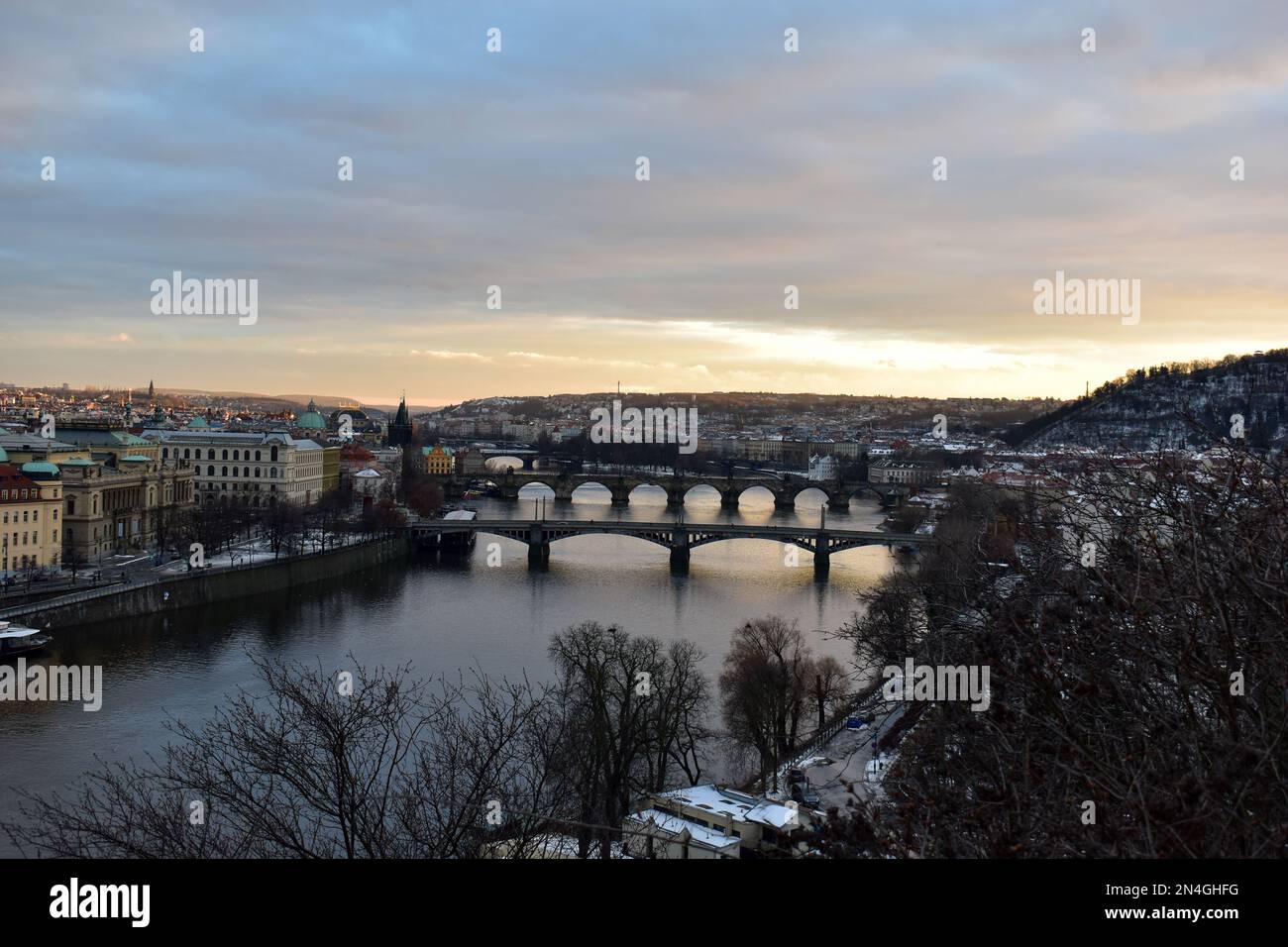 Brücken auf der Moldau, Prag, Tschechische Republik. Die in der Mitte ist die berühmte Karlsbrücke. Blick von den Gärten von Letna Stockfoto
