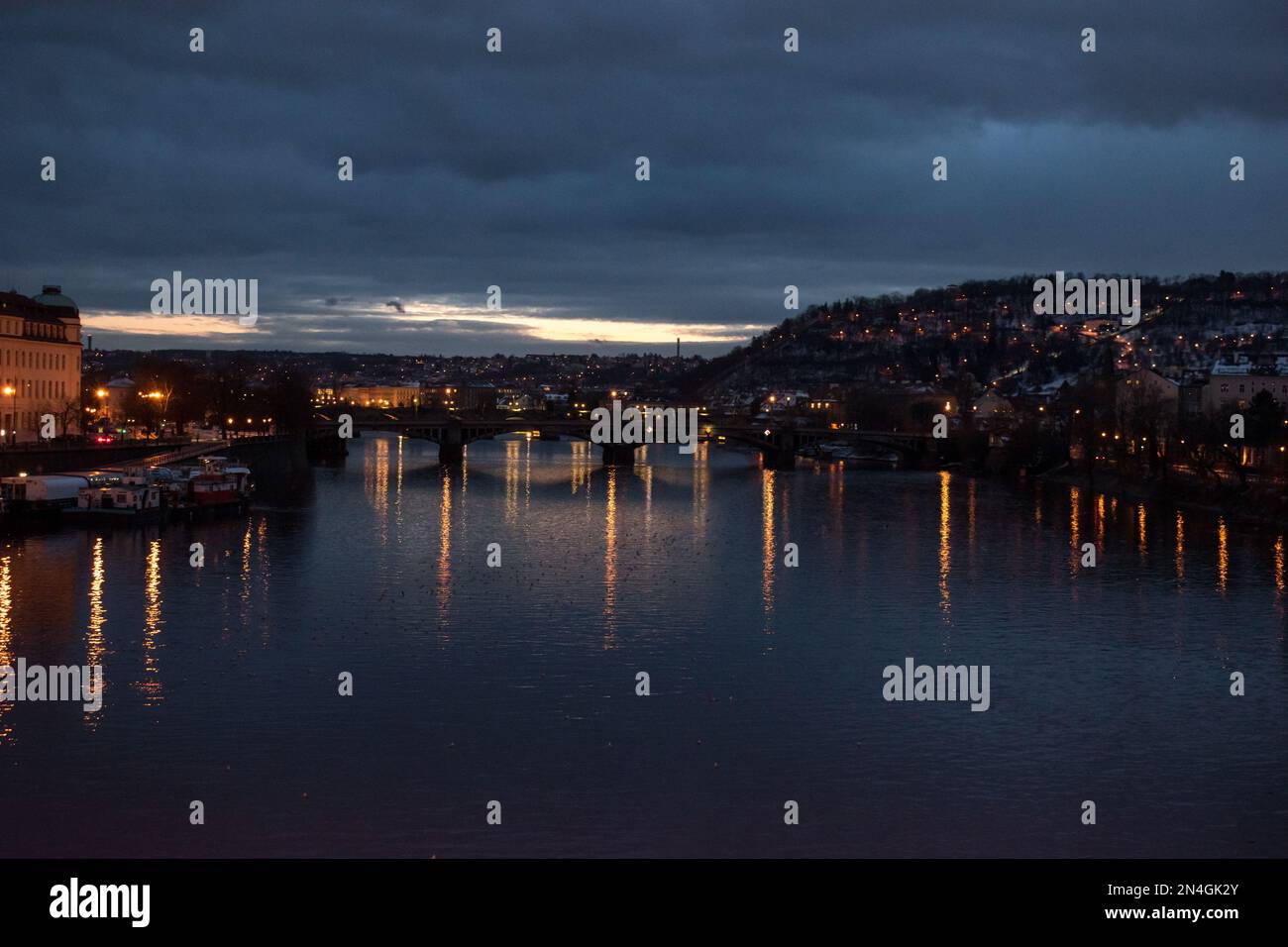 Blick auf die sieben Brücken von Prag. Wunderschöne Aussicht auf die Prager Brücke in der Dämmerung vom Letna Park. Stockfoto