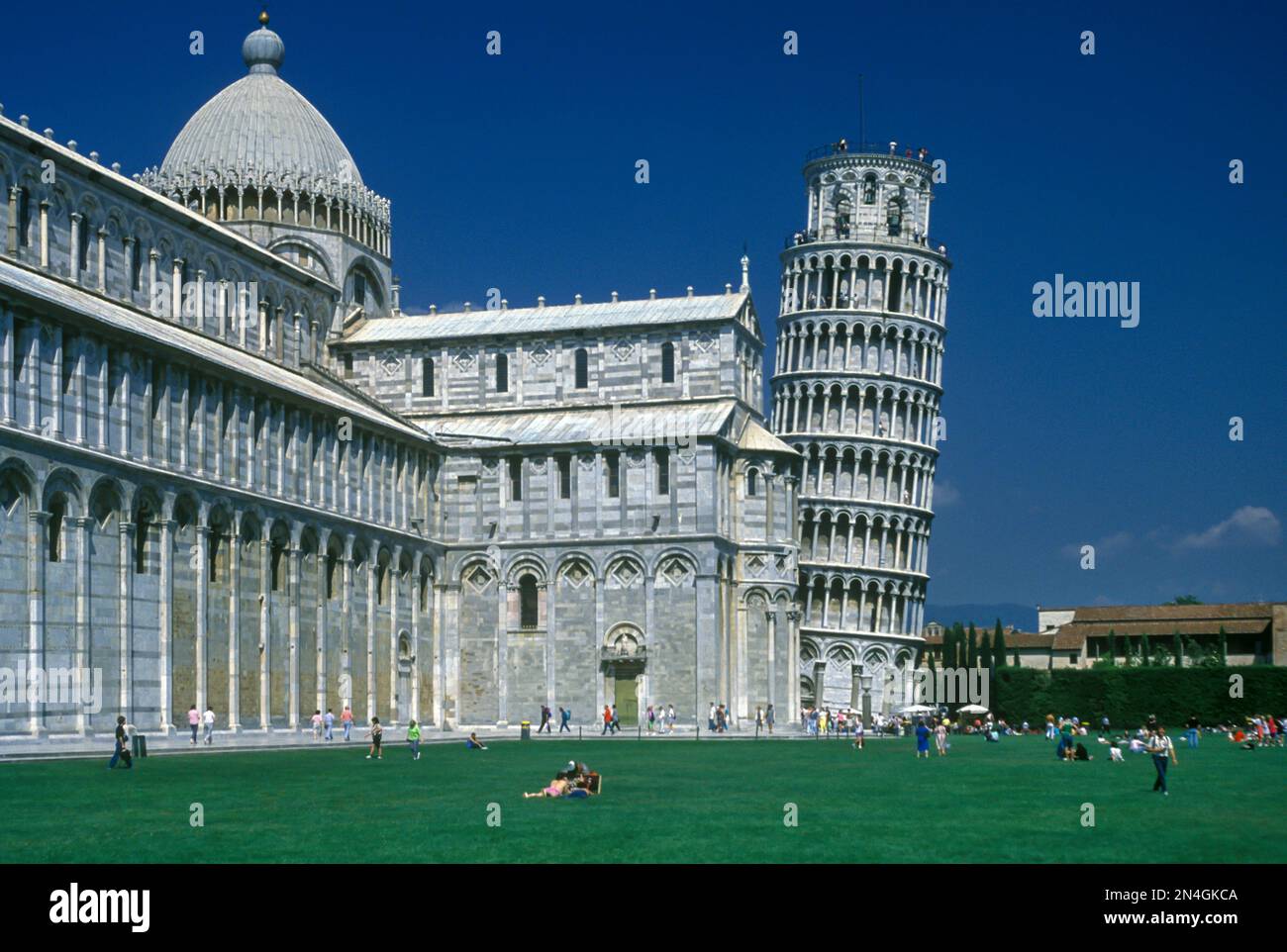 ZUGREISENDE MIT SCHIEFEN GLOCKENTURM-PISA-TOSKANA-ITALIEN Stockfoto