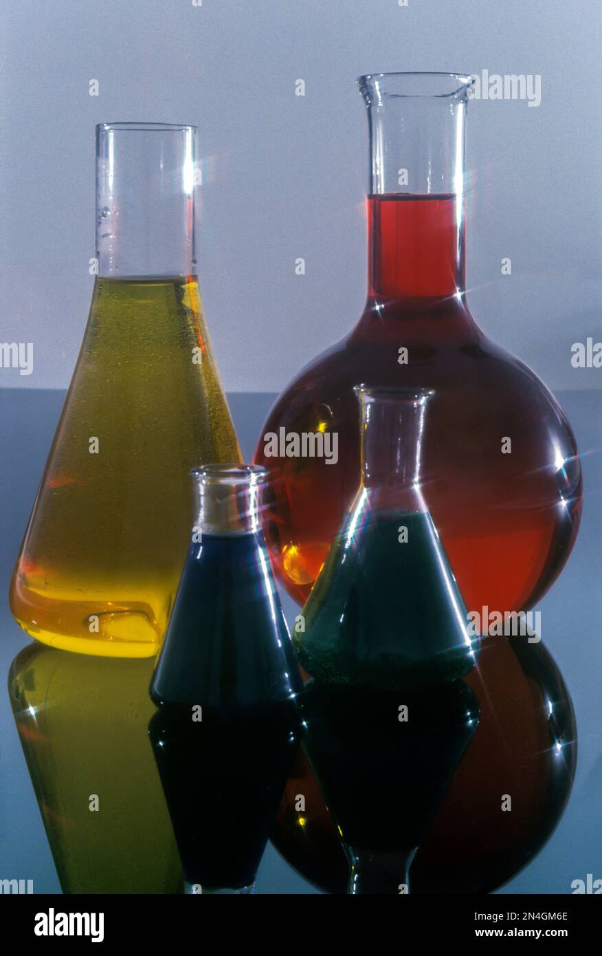 KOLBEN FÜR LABORCHEMIKALIEN MIT FARBIGEN FLÜSSIGKEITEN Stockfoto