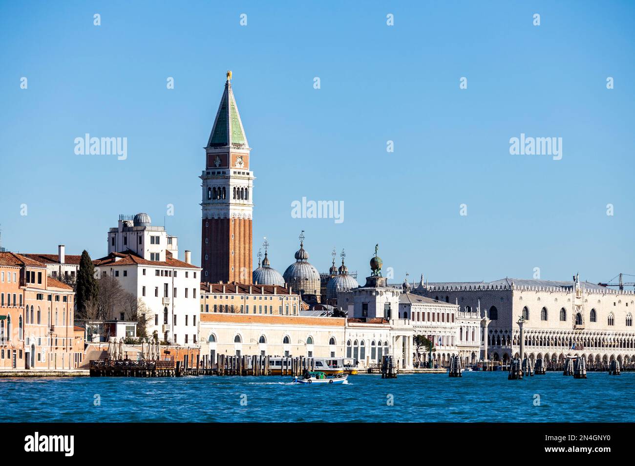 Markusplatz, Glockenturm, Dogenpalast, palazzo ducale, Venedig, Venetien, Italien, Europa Stockfoto