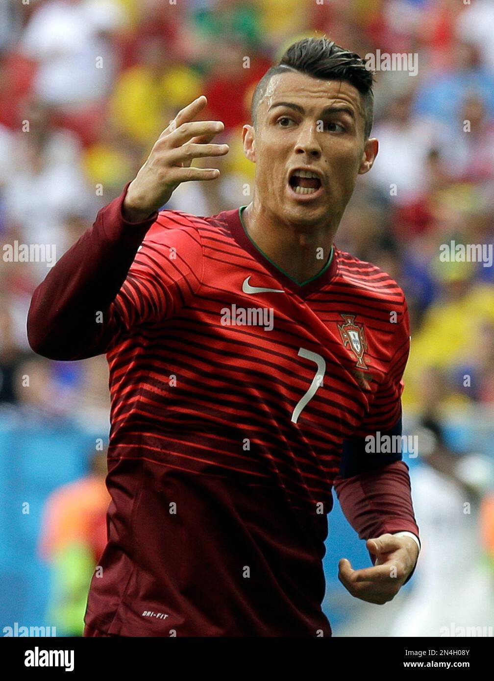 Portugal's Cristiano Ronaldo gestures during the group G World Cup soccer match between Portugal and Ghana at the Estadio Nacional in Brasilia, Brazil, Thursday, June 26, 2014. (AP Photo/Martin Mejia) Stockfoto