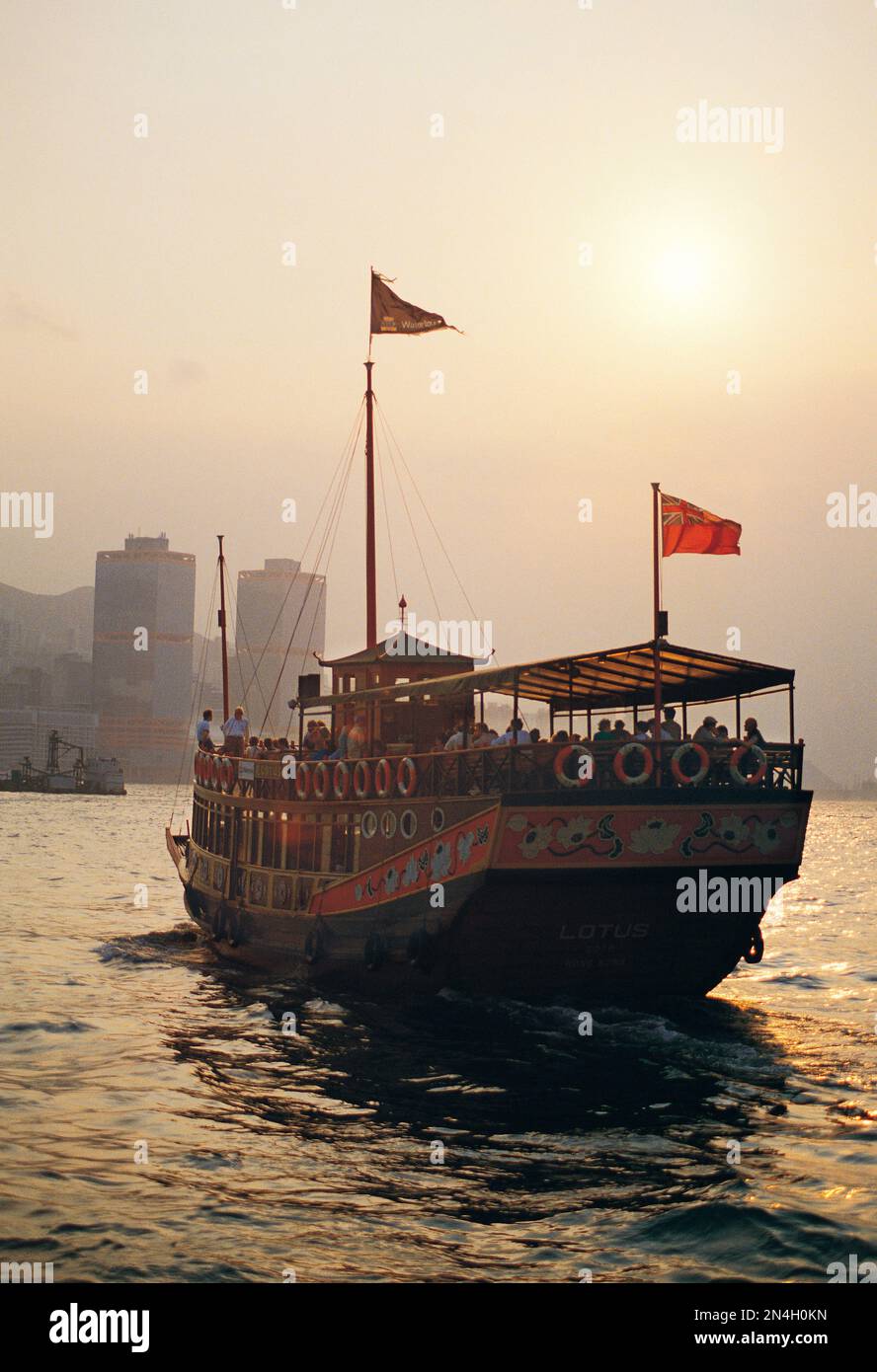 China. Hongkong. Chinesische Junk-Motorboot-Touristenkreuzfahrt im Hafen. Stockfoto