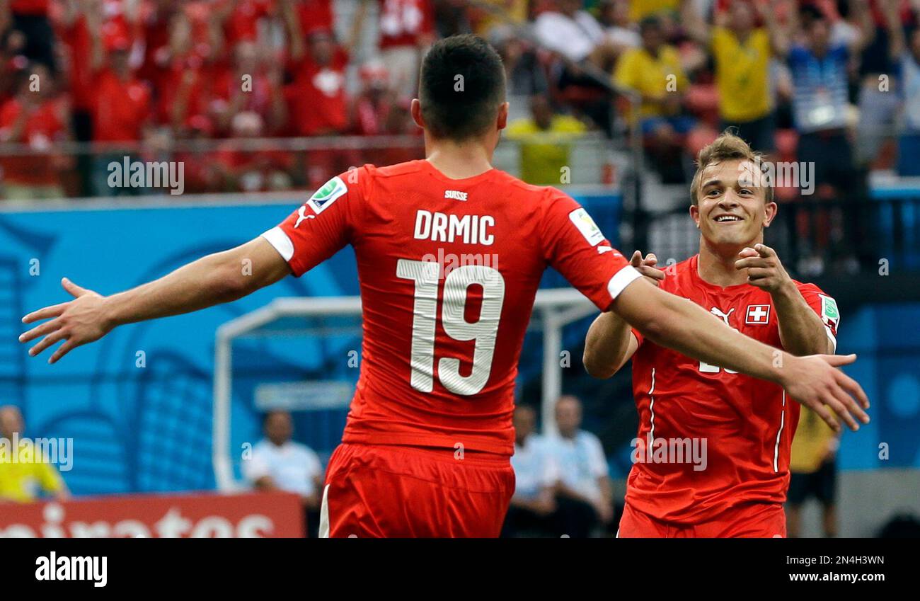 Switzerland's Xherdan Shaqiri, right, celebrates with teammate Josip Drmic after scoring his side's third goal during the group E World Cup soccer match between Honduras and Switzerland at the Arena da Amazonia in Manaus, Brazil, Wednesday, June 25, 2014. (AP Photo/Thanassis Stavrakis) Stockfoto