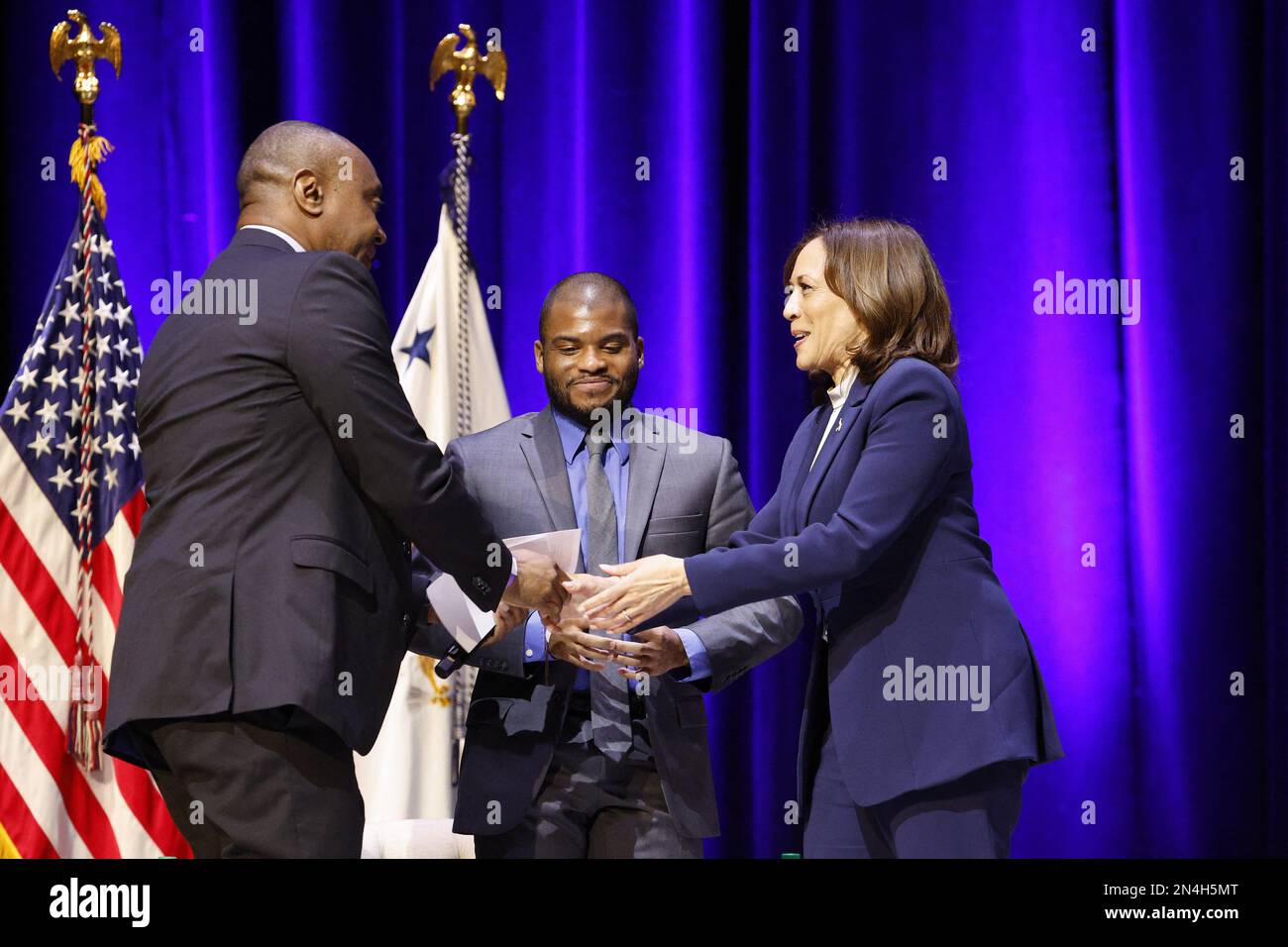 US-Vizepräsident Kamala Harris (R) schüttelt Professor Marshall Shepherd von der University of Georgia (L) und Professor Isaiah Bolden vom Georgia Institute of Technology (C) nach einem Vortrag im Ferst Center for the Arts am Georgia Institute of Technology in Atlanta, Georgia, USA, am 08. Februar 2023 die Hand. Harris nahm an einer moderierten Diskussion über die Investitionen und Maßnahmen der Regierung Biden zum Klimawandel Teil. Stockfoto