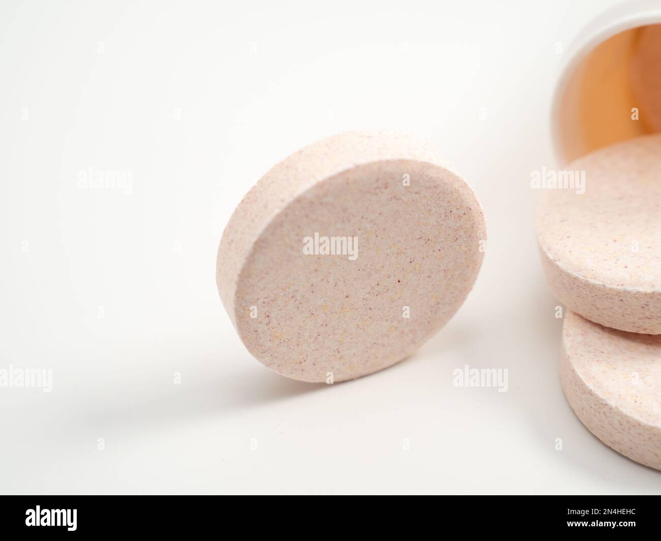 Brausetabletten mit Multivitamin auf weißem Hintergrund. Nahaufnahme. Stockfoto