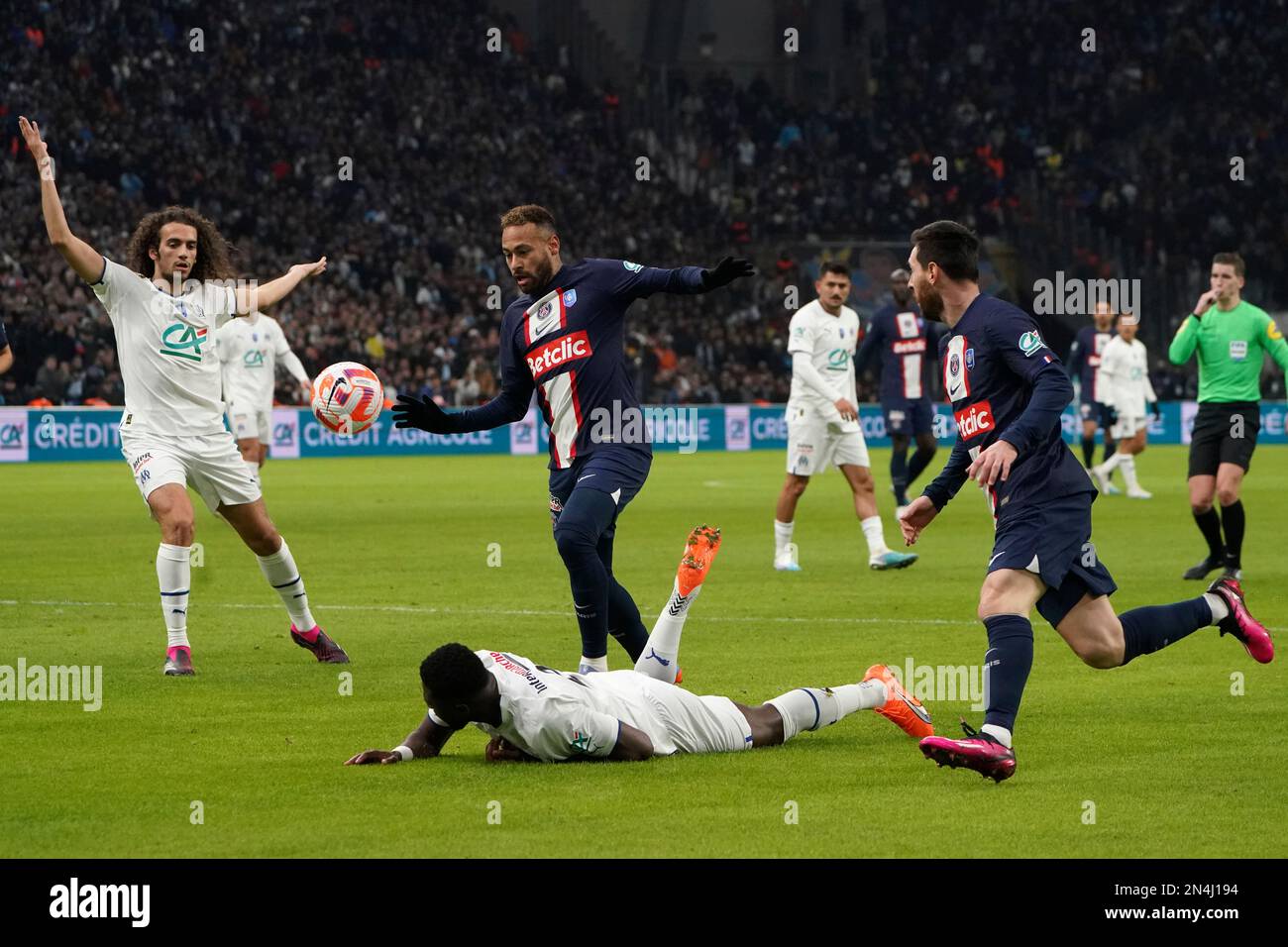 PSG's Neymar, second from left, challenges for the ball with Marseille's Eric Bailly, bottom, as Marseille's Matteo Guendouzi, left, and PSG's Lionel Messi look them during the French Cup soccer match between Olympique de Marseille and Paris Saint Germain at the Velodrome stadium in Marseille, southern France, Wednesday, Feb. 8, 2023. (AP Photo/Laurent Cipriani) Stockfoto