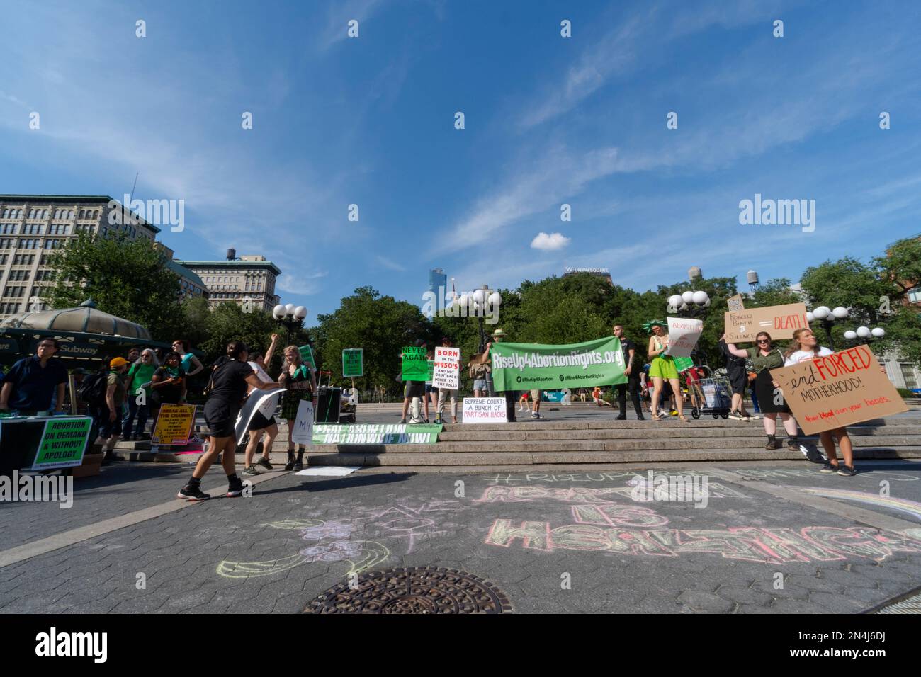 NEW YORK, NEW YORK - 13. JULI: Aktivisten von "Rise Up 4 Abtreibung Rights" versammeln sich am Union Square am 13. Juli 2022 in New York City und protestieren. Abtreibungsgerät Stockfoto