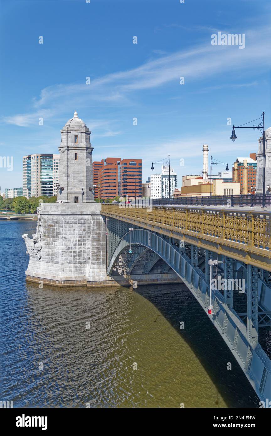 Boston Bridges: Die Longfellow Bridge erstreckt sich über den Charles River und verbindet Bostons Beacon Hill mit dem Kendall Square in Cambridge. Stockfoto