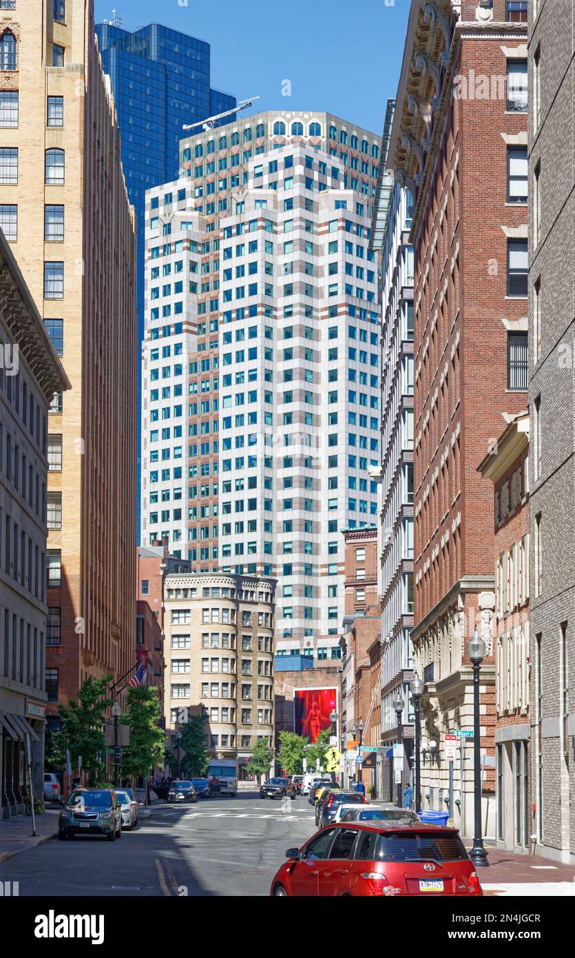 Boston Financial District: 75 State Street dominiert die Aussicht nordwestlich entlang der Broad Street. Die farbenfrohe Art déco-Fassade ist kaum zu übersehen. Stockfoto