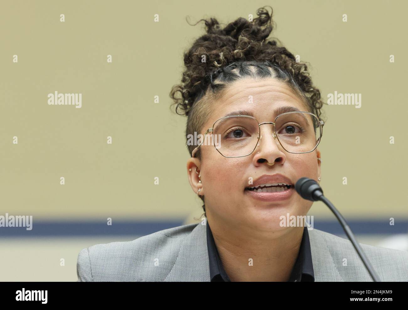 Washington, DC, USA. 08. Februar 2023. Die ehemalige Twitter-Mitarbeiterin Anika Collier Navaroli sagt während der Schutzrede vor staatlichen Eingriffen und Vorurteilen in sozialen Medien Teil 1 aus: Twitters role in Suppression the Biden Laptop Story at the Rayburn House Office Building on Capitol Hill, 8. Februar 2023 in Washington, DC. Foto: Jemal Countess/UPI Credit: UPI/Alamy Live News Stockfoto