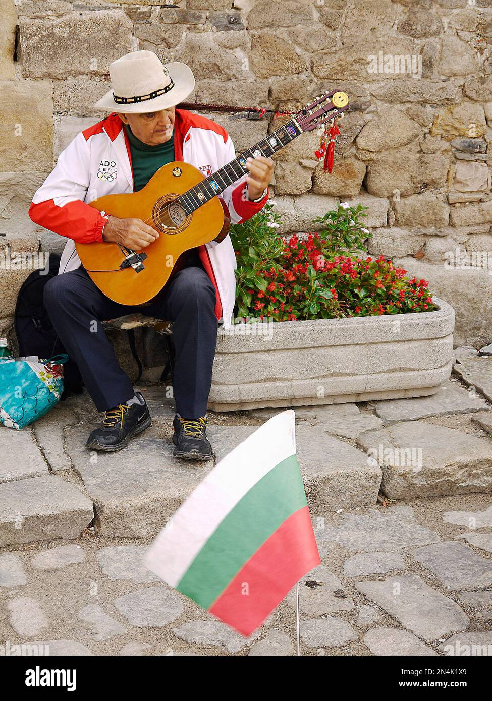 Ein alter bulgarischer Einheimischer, der traditionelle Gitarre spielt. „Hisar kapiya“, Plowdiw Altstadt, Plowdiw, Bulgarien Stockfoto