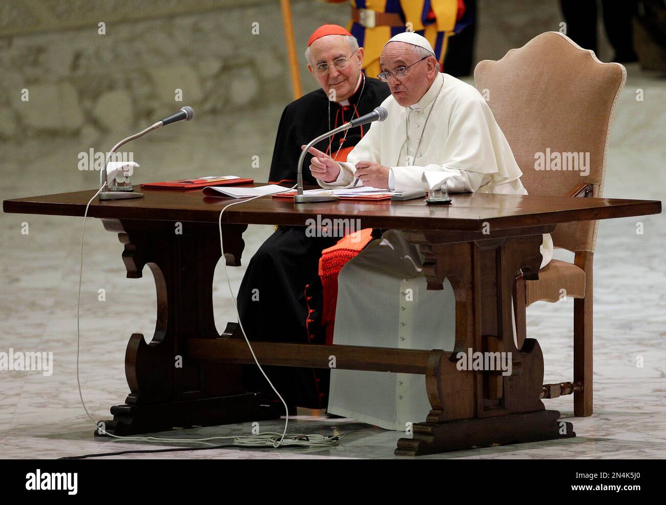 Pope Francis flanked by Cardinal Agostino Vallini delivers his message on the occasion of the opening of Rome's Diocese Conference at the Vatican, Monday, June16, 2014. (AP Photo/Gregorio Borgia) Stockfoto