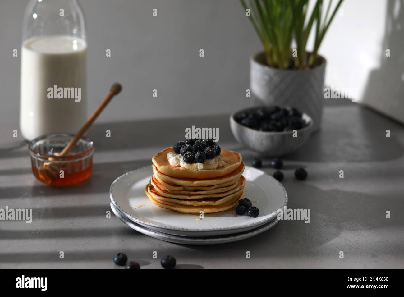 Pfannkuchen mit blauen Beeren, Ricotta und Honig Stockfoto