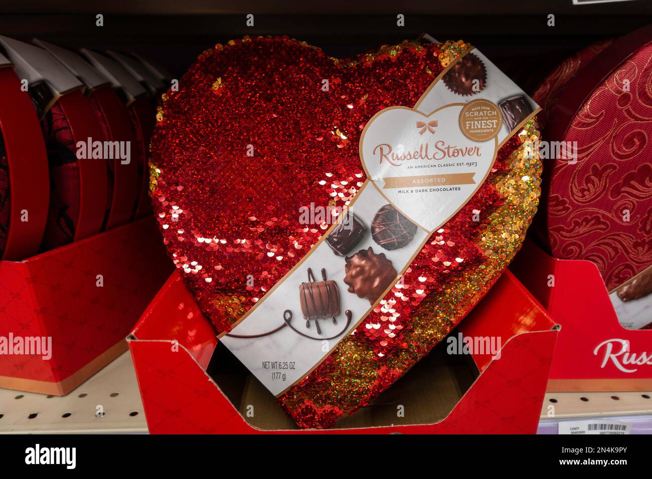 Eine Präsentation einer glitzernden herzförmigen Schachtel Russell Stover Pralinen zum Valentinstag. USA. Stockfoto