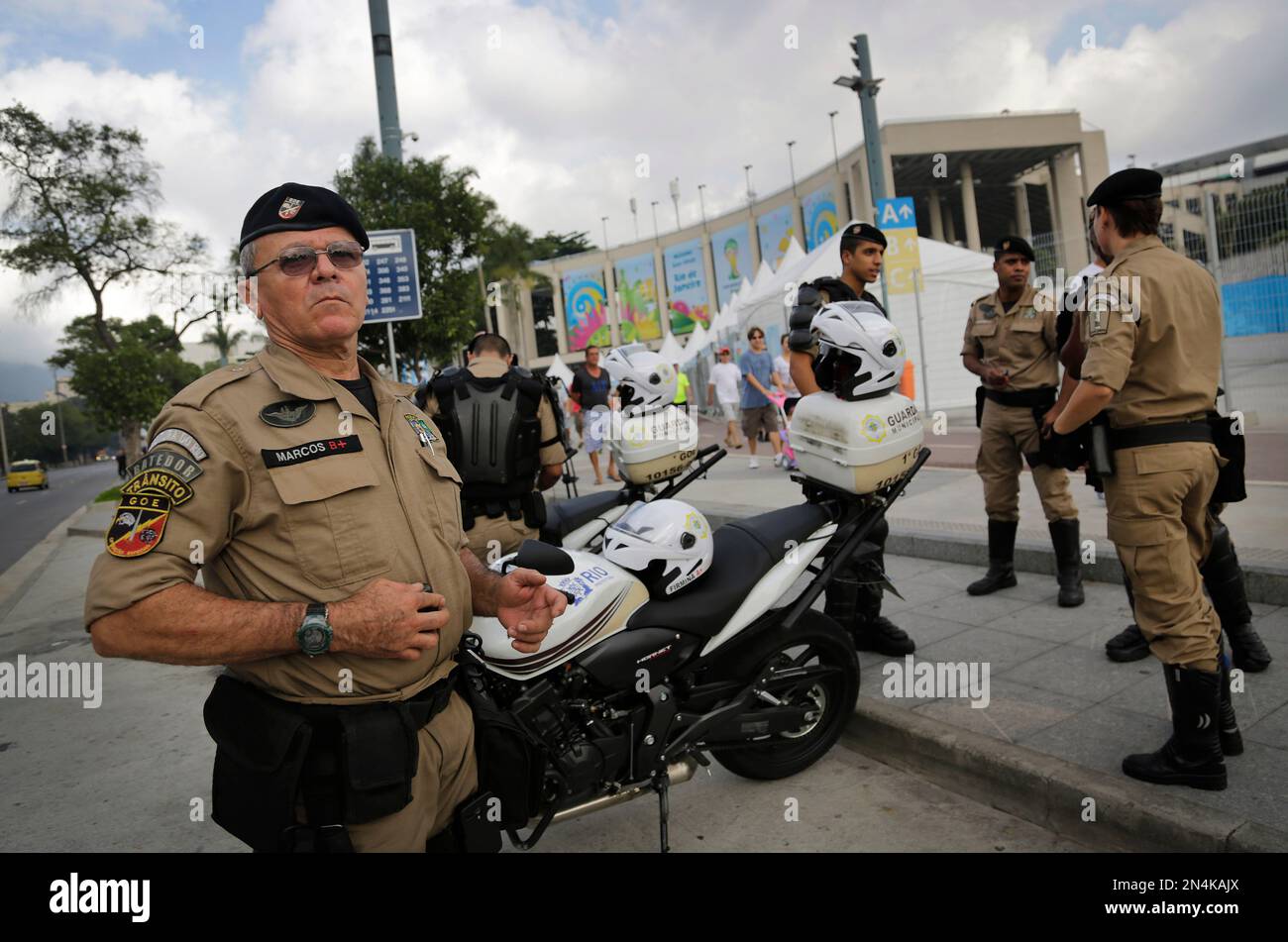 Police guard the parameters of the iconic Maracana stadium in Rio de Janeiro, Brazil, Sunday, June 15, 2014. Security presence has been heightened around the city during the World Cup 2014 soccer tournament which started June 12. (AP Photo/Wong Maye-E) Stockfoto