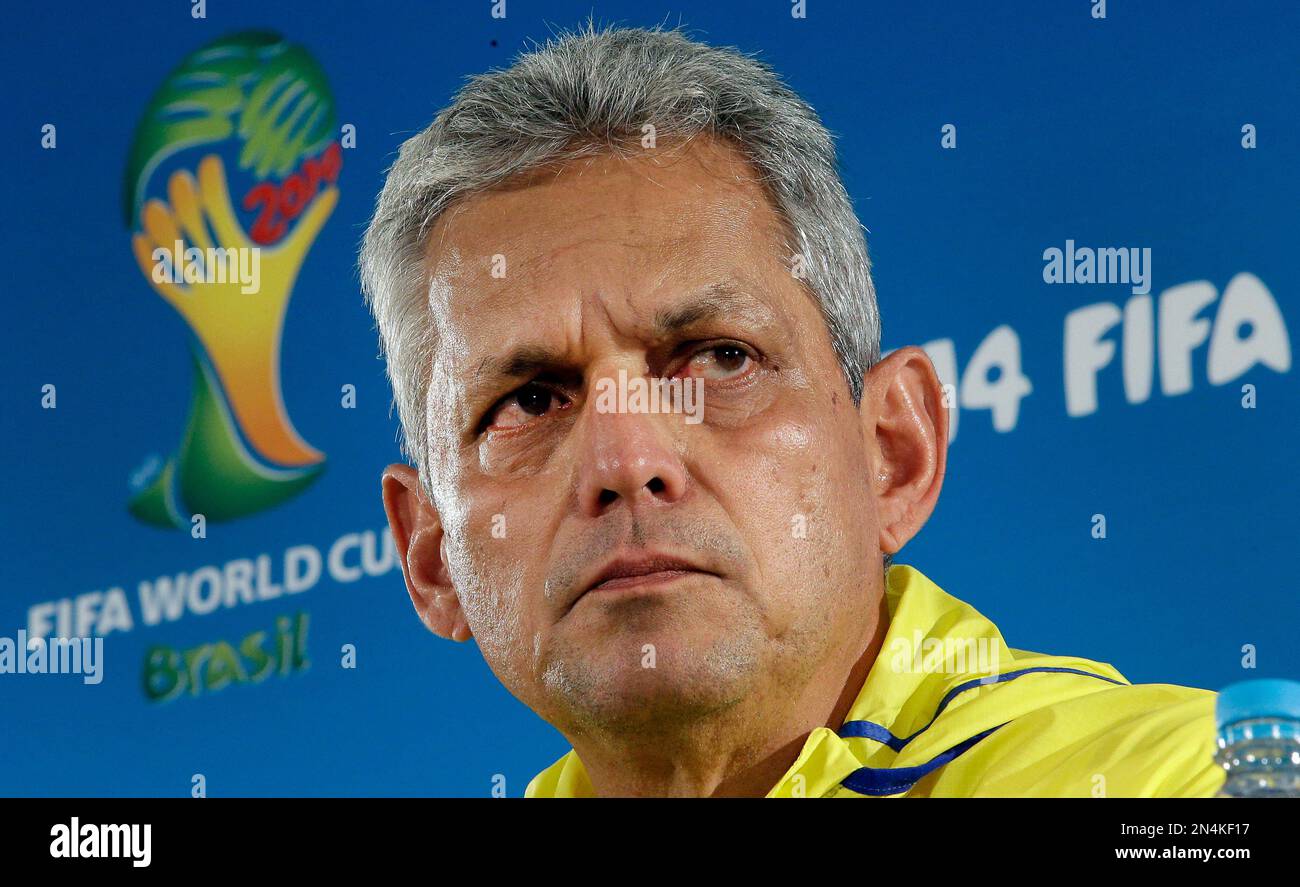 Ecuador's head coach Reinaldo Rueda attends a press conference the day before the group E World Cup soccer match between Switzerland and Ecuador at the Estadio Nacional in Brasilia, Brazil, Saturday, June 14, 2014. (AP Photo/Michael Sohn) Stockfoto