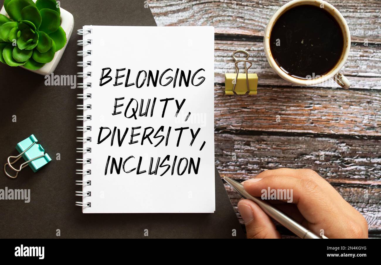 Gleichheit, Identität, Vielfalt, Einbeziehung, Zugehörigkeit. Mann mit einer Papiernotiz mit dem Wort Gleichheit, Identität, Vielfalt, Inklusion, belo Stockfoto