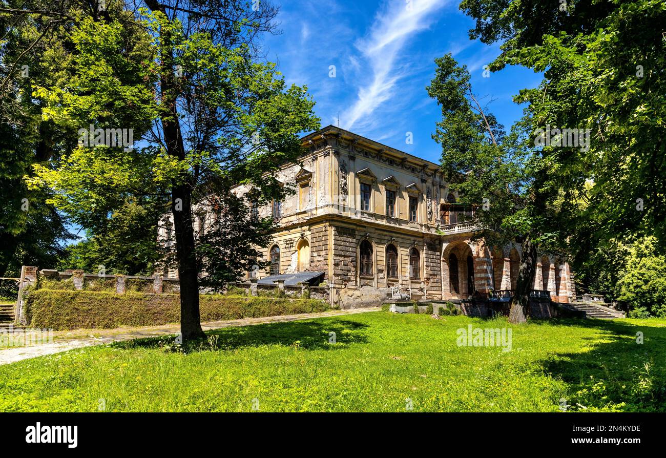 Pilica, Polen 25. Juli 2022 Zerstörter historischer Schlosskomplex