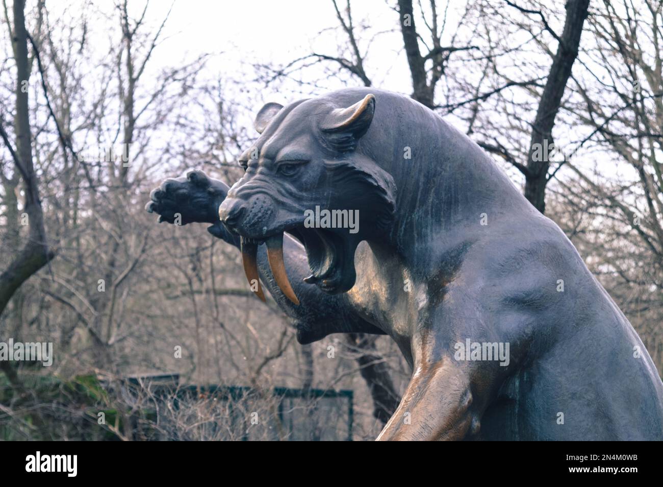 Nahaufnahme einer Tigerstatue mit großen Reißzähnen Stockfoto