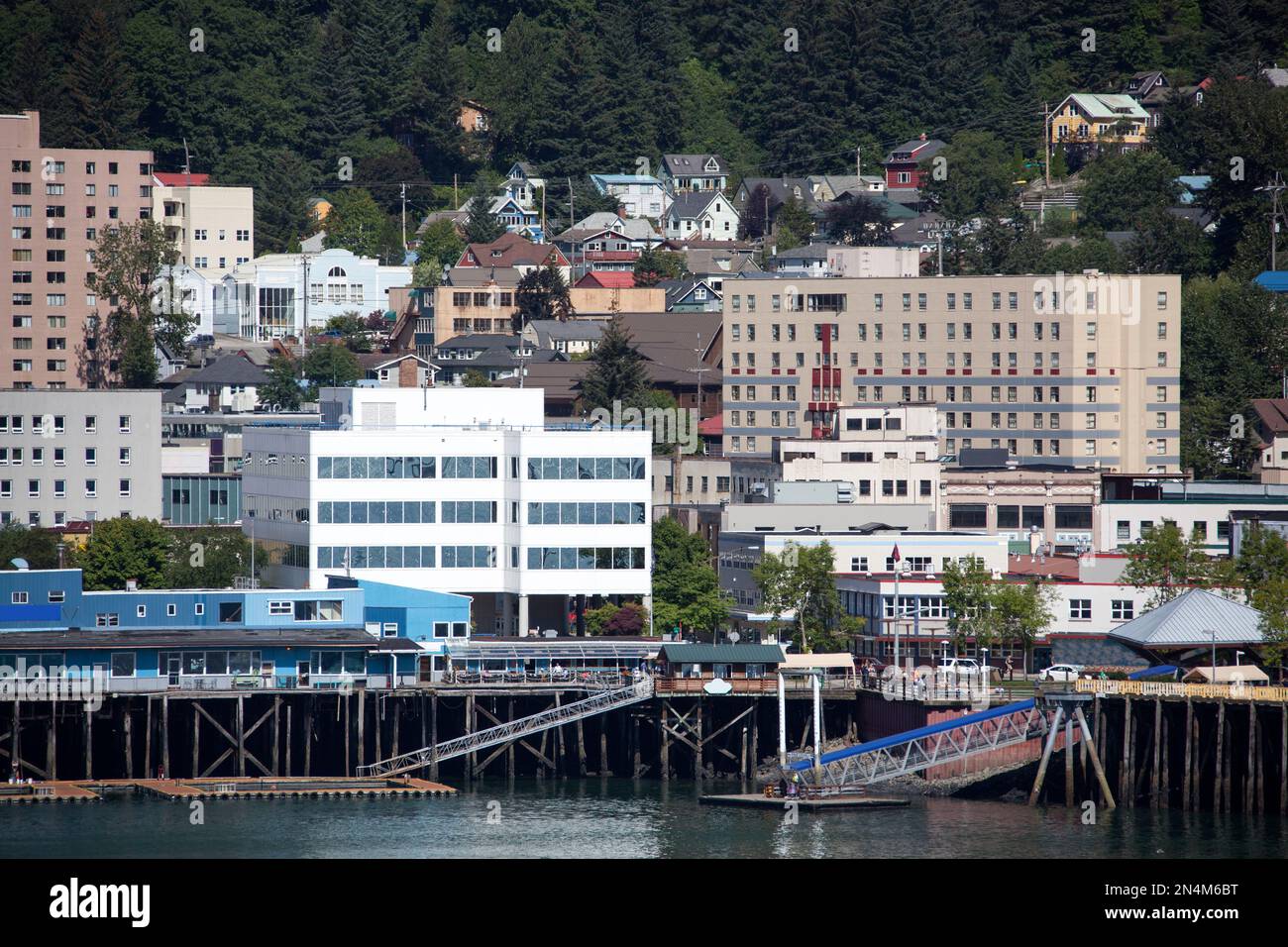 Blick auf das Wasser und die Gebäude in der Innenstadt von Juneau, der Hauptstadt von Alaska. Stockfoto
