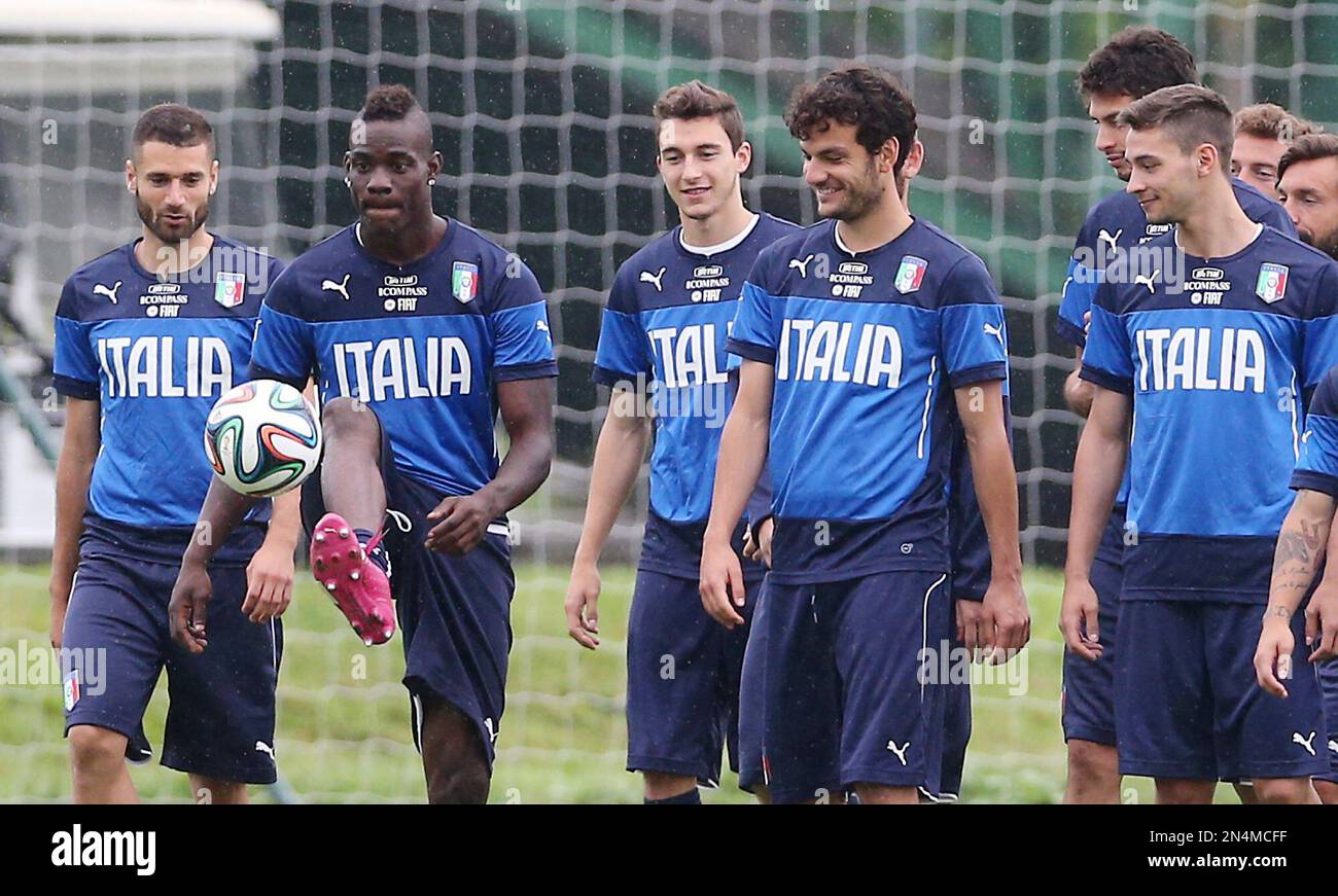 Italy's Mario Balotelli, second from left, controls the ball during a training session in Mangaratiba, Brazil, Tuesday, June 10, 2014. Italy plays in group D of the 2014 soccer World Cup. (AP Photo/Antonio Calanni) Stockfoto