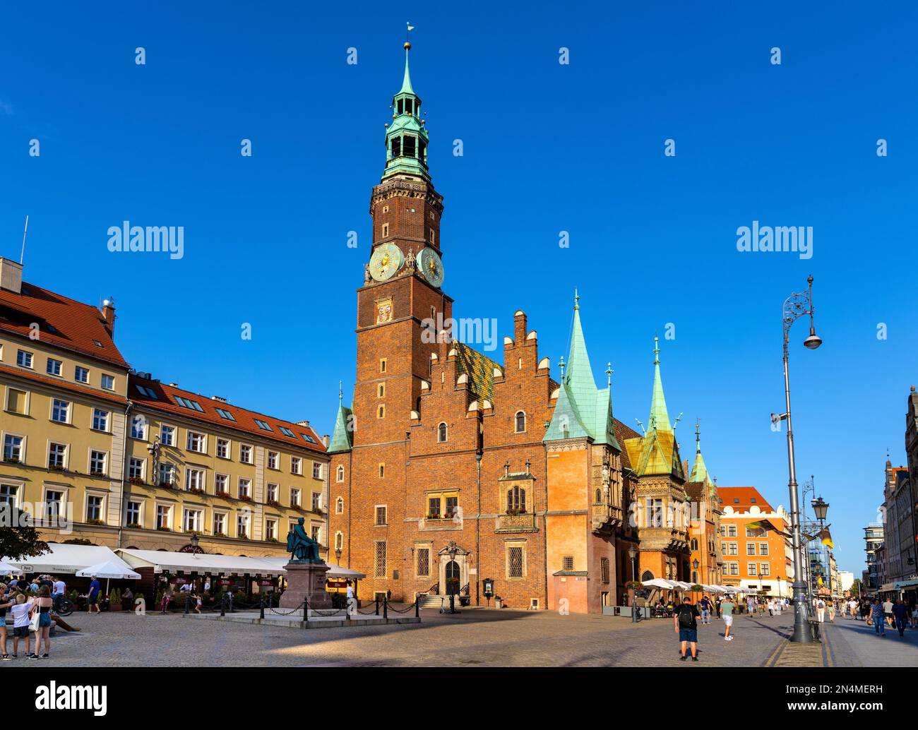 Wroclaw, Polen - 19. Juli 2022: Gotisches altes Rathaus Ratusz und Sukiennice Tuchhändler Haus am Rynek Marktplatz in der historischen Altstadt o Stockfoto